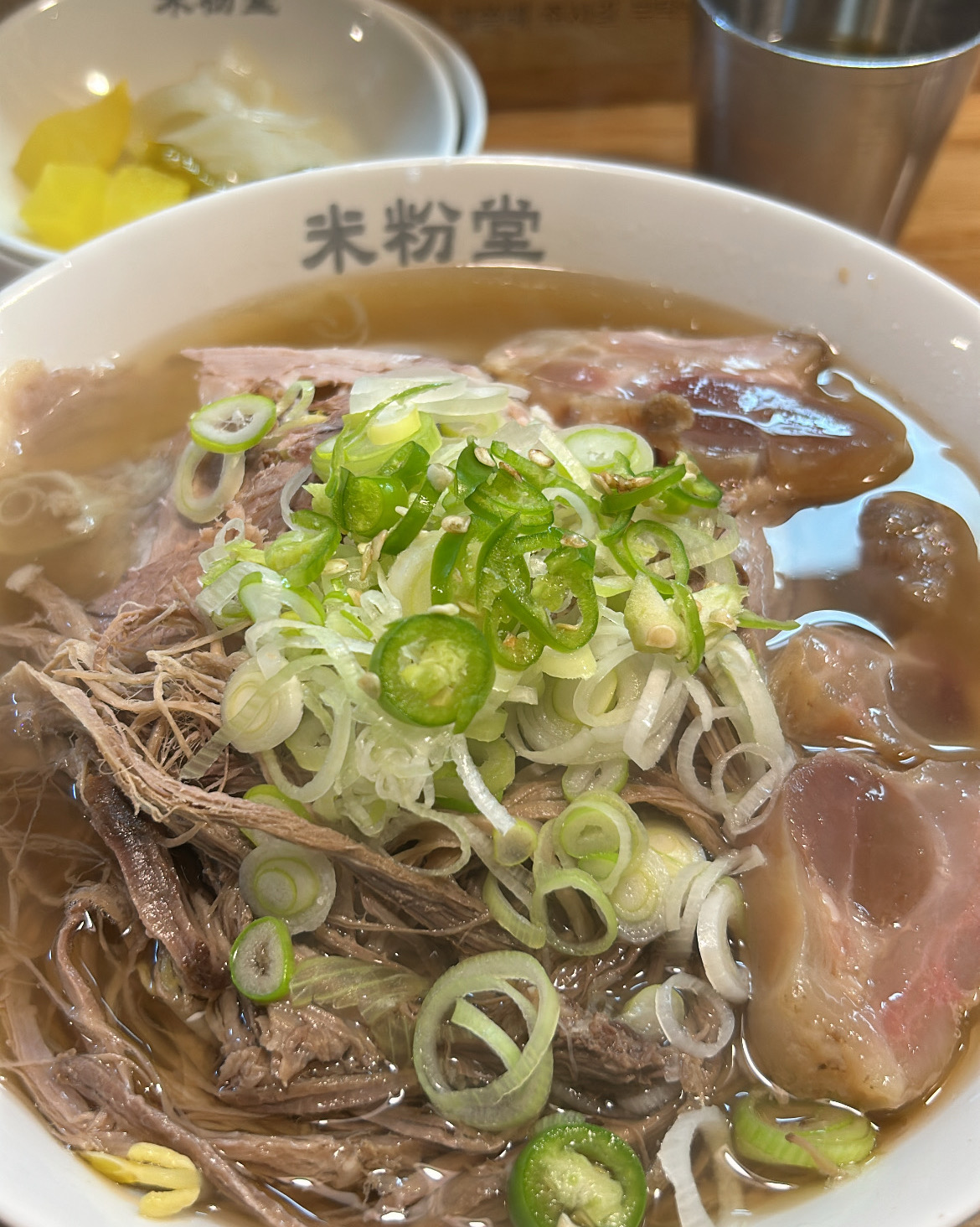 단골입니다. 항상 신선하고 맛있는 음식과 함께 사장님의 친절한 서비스까지 최고의 식당입니다
