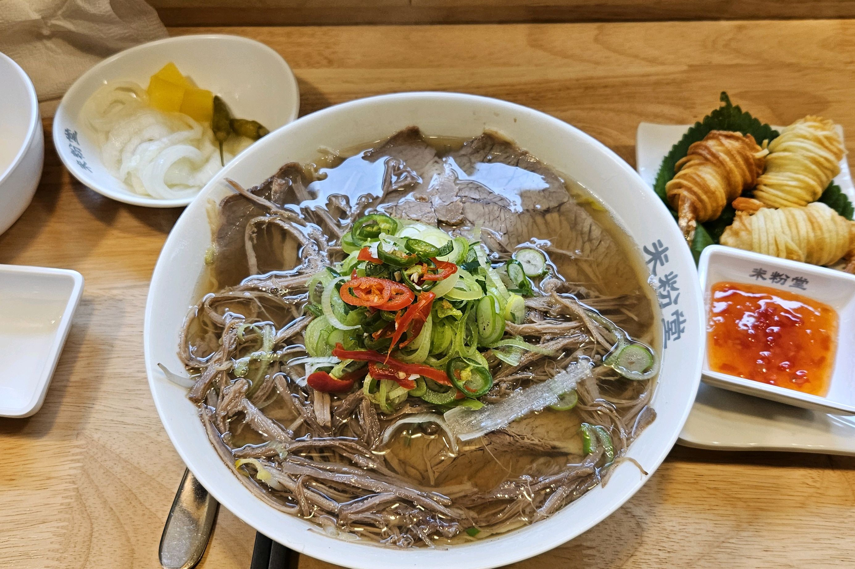 동생네 가게가 근처라  급하게 간집이에요~~인테리어는 라멘집인데 맛은 한국식 베트남쌀국수이