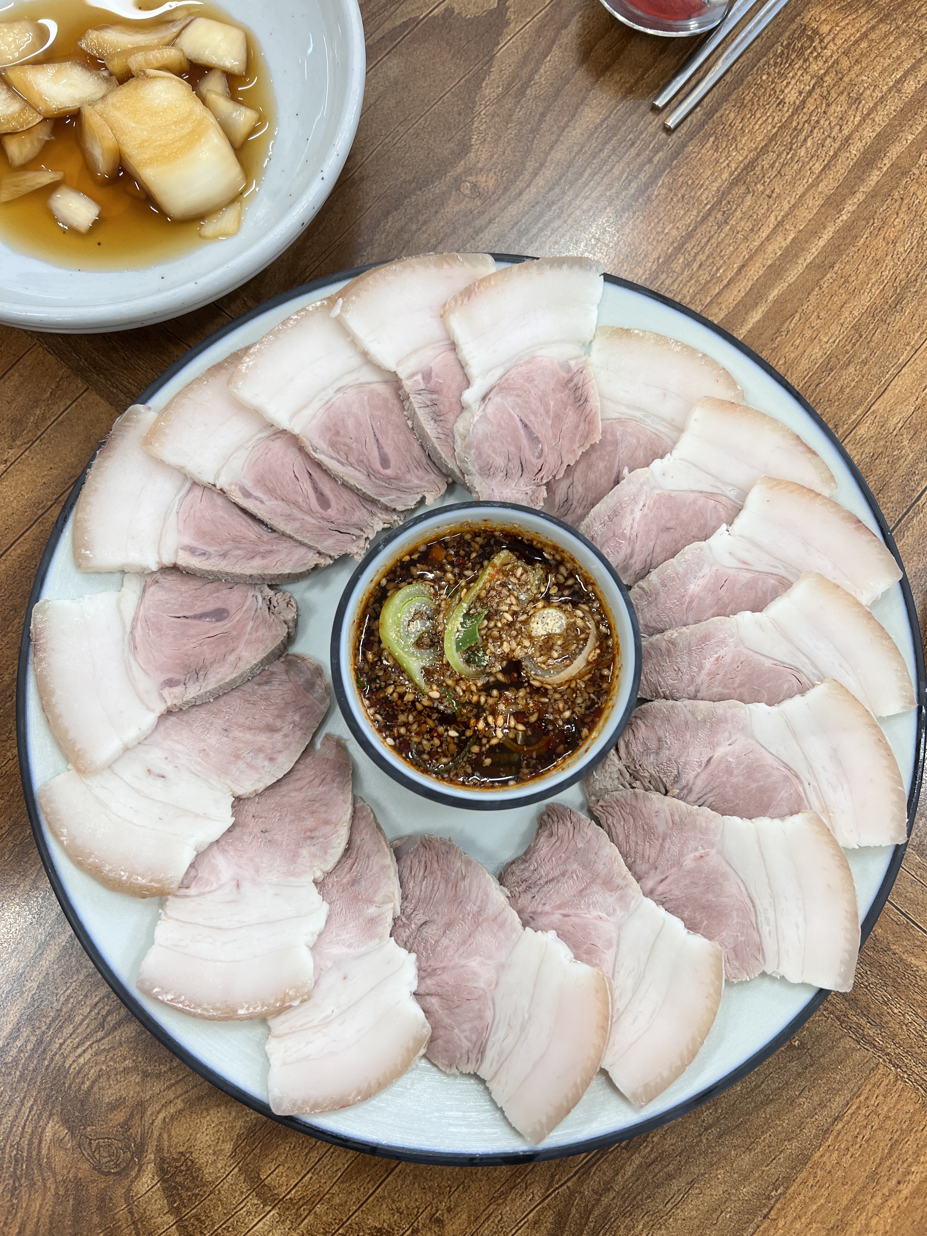 공항 근처에 있어서 아침 비행기로 제주도 도착한 사람들에게 괜찮은 식사 공간 - 제주 맛집 웅이네 보말칼국수 제주본점