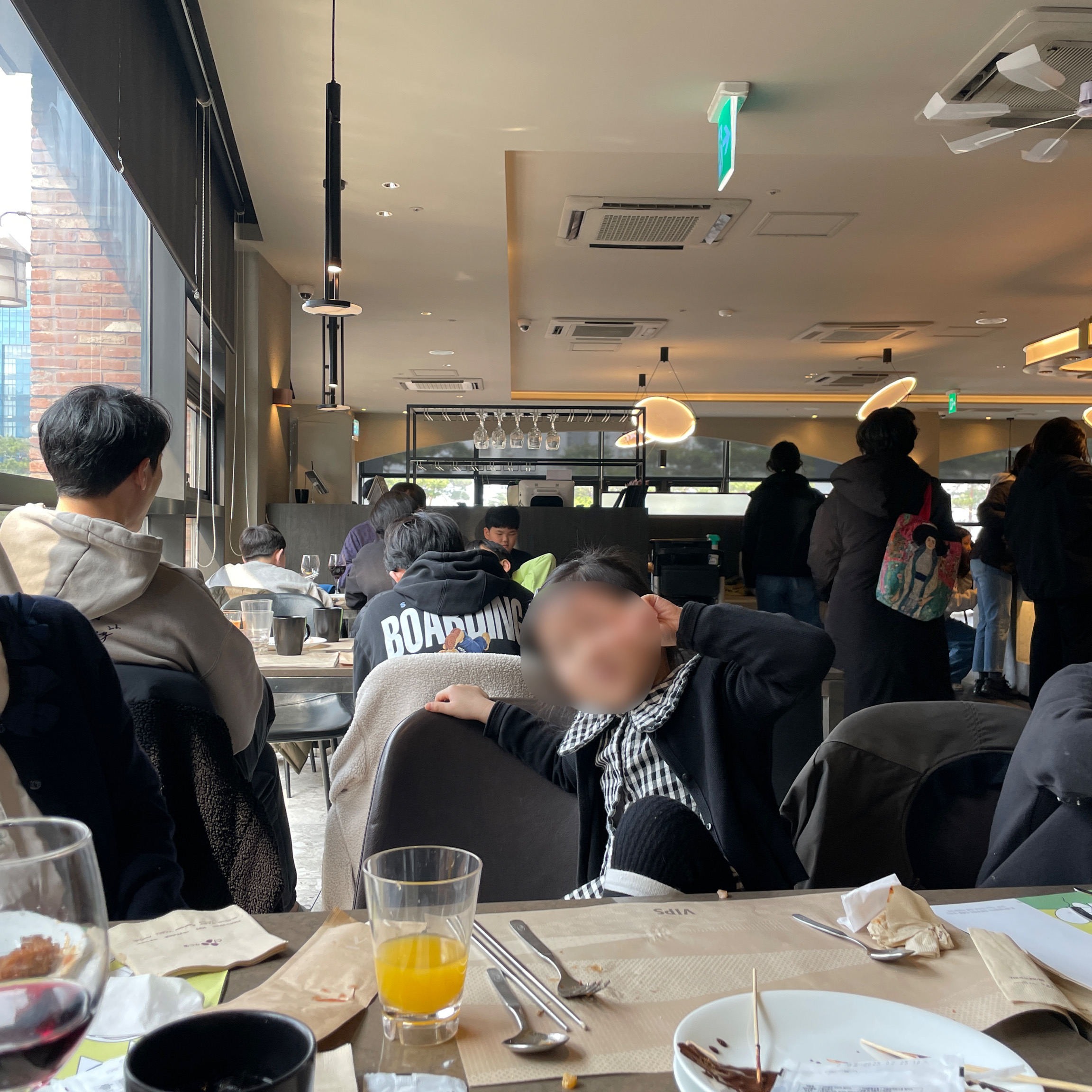 어린이 동반해서 가기 좋은 빕스. 올 때마다 만족합니다. 아이들이 좋아할 메뉴 많고, 와인