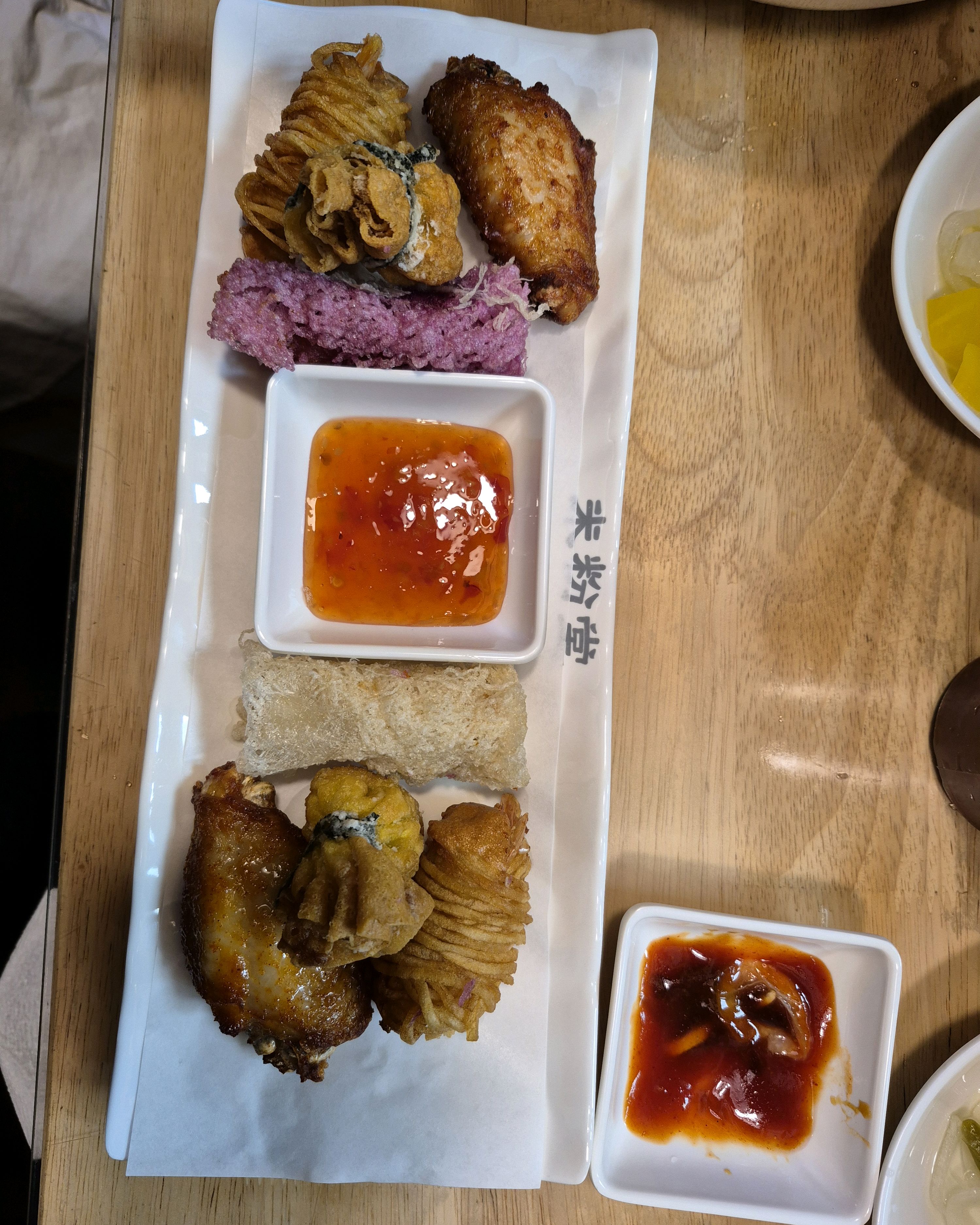지인이 맛있대서 왔어요~ 차돌양지쌀국수가 베스트메뉴라 두문했어요 고기양도 많고 소스를 곁