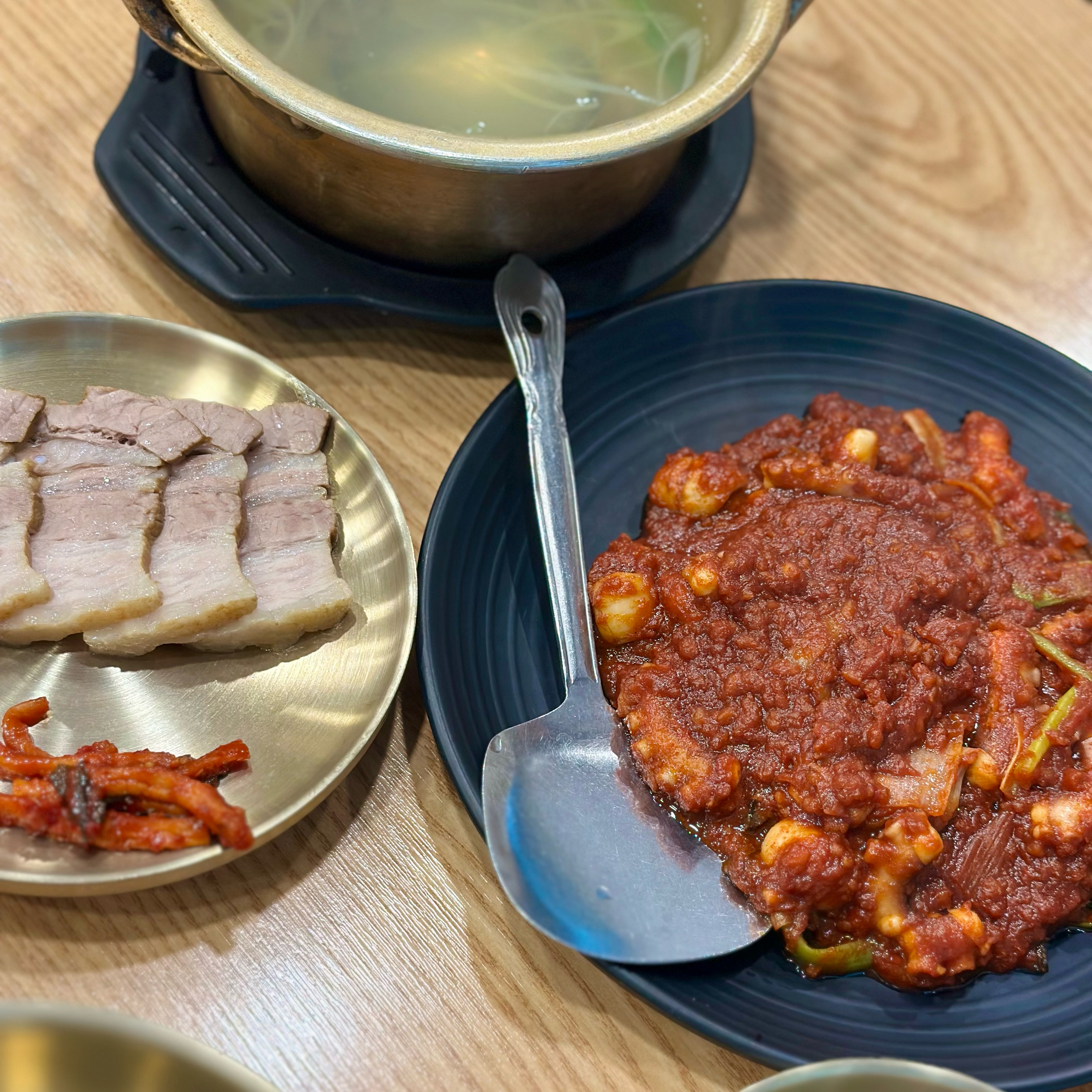 단백질보충할 때 딱인 낙지먹으러 왔는데 낙지정식 구성이 엄청 좋아요! 보쌈에 통통한 낙지에