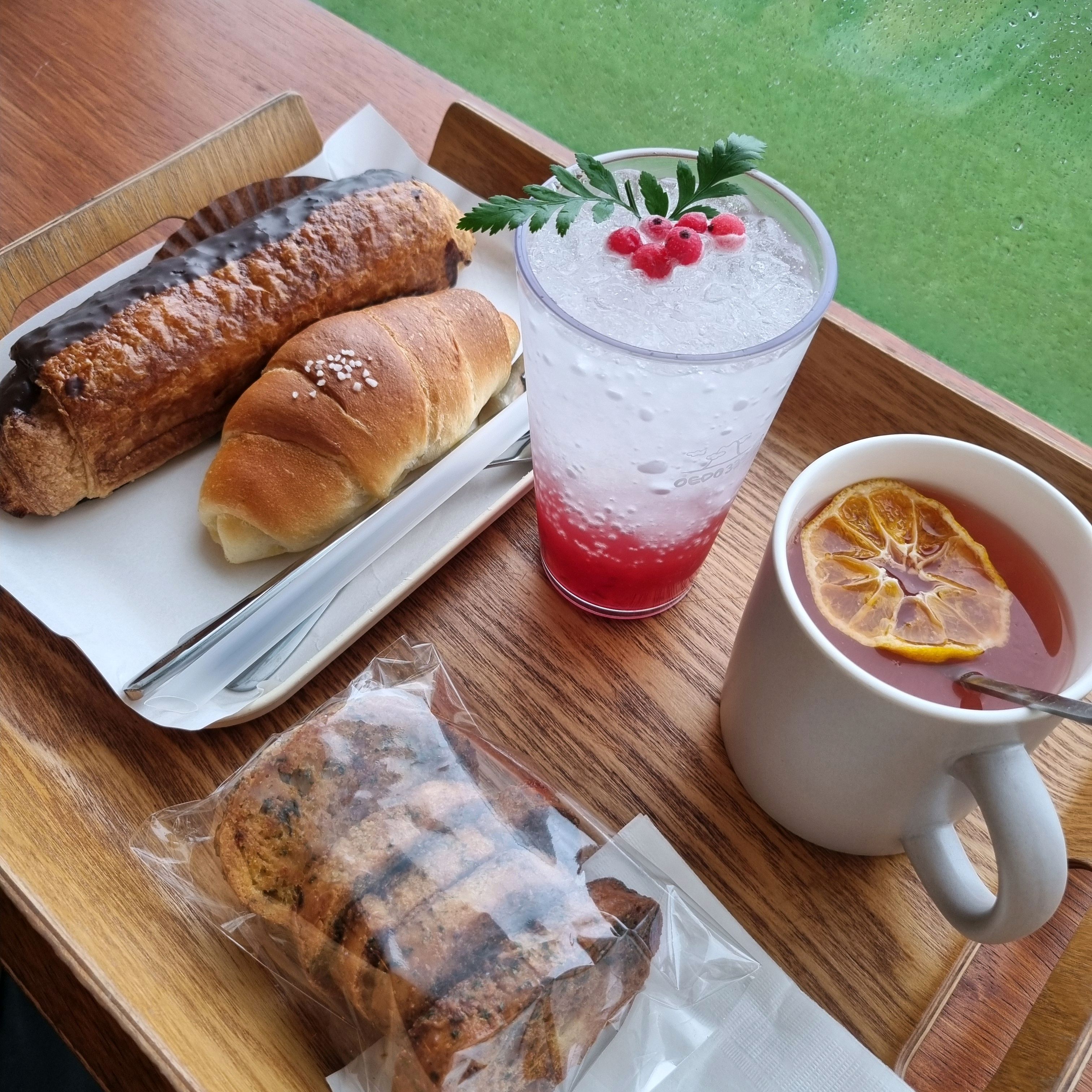 자두에이드가 상큼하네요~ 빵 종류도 많고 맛있어요 - 제주 맛집 외도339