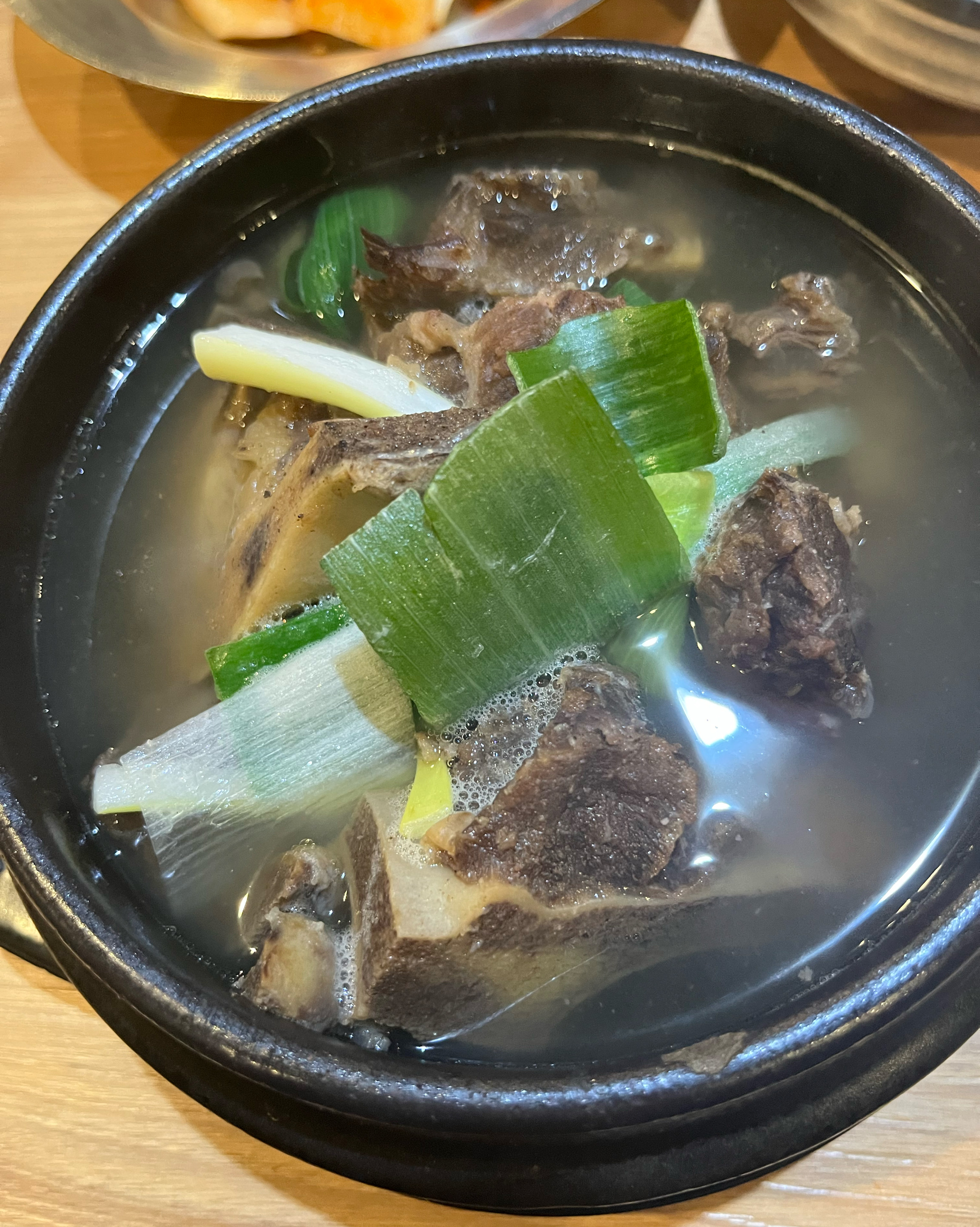 돌솥설농가탕 주문했어요. 쇠목살갈비탕이라 육수는 갈비탕 육수라서 깔끔하고 , 엄청 넓은 건