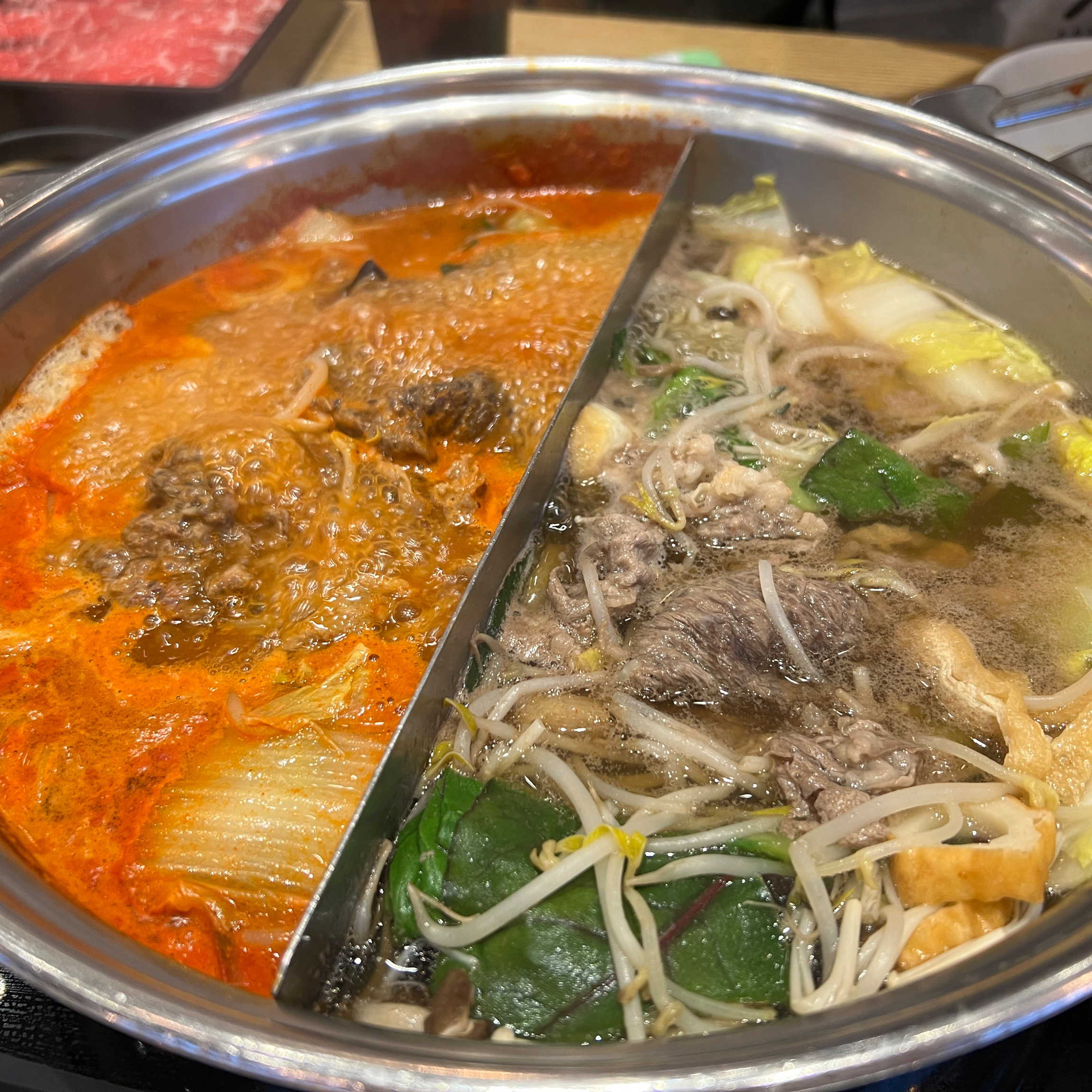 샤브샤브 맛집답게 고기 퀄리티도 좋고, 사이드 메뉴도 다양해서 가성비 좋게 엄청 배불리 먹