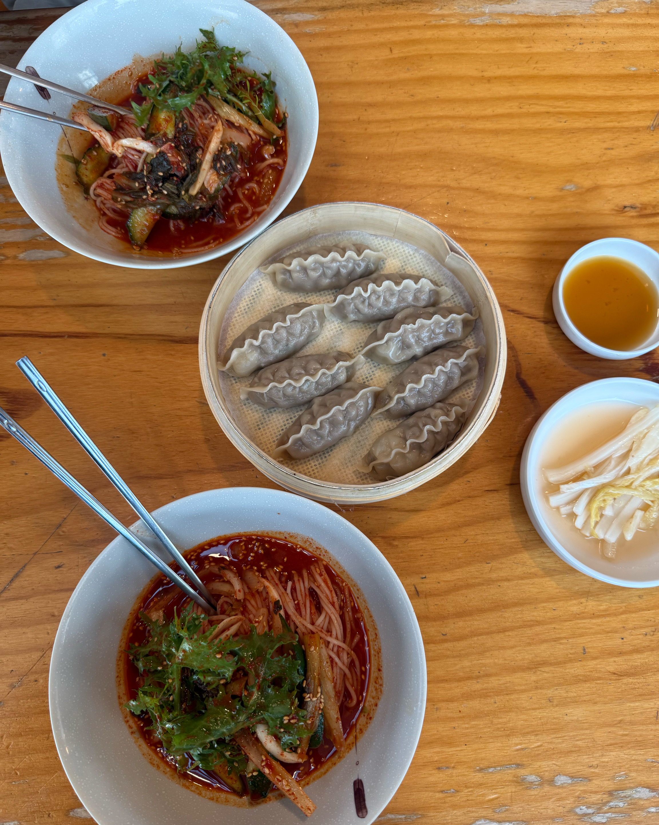 갑자기 비빔국수랑 갈비만두가 확 땡겨서 먹으러 왔어용 여전히 맛있고 잔치국수도 다음에 도전