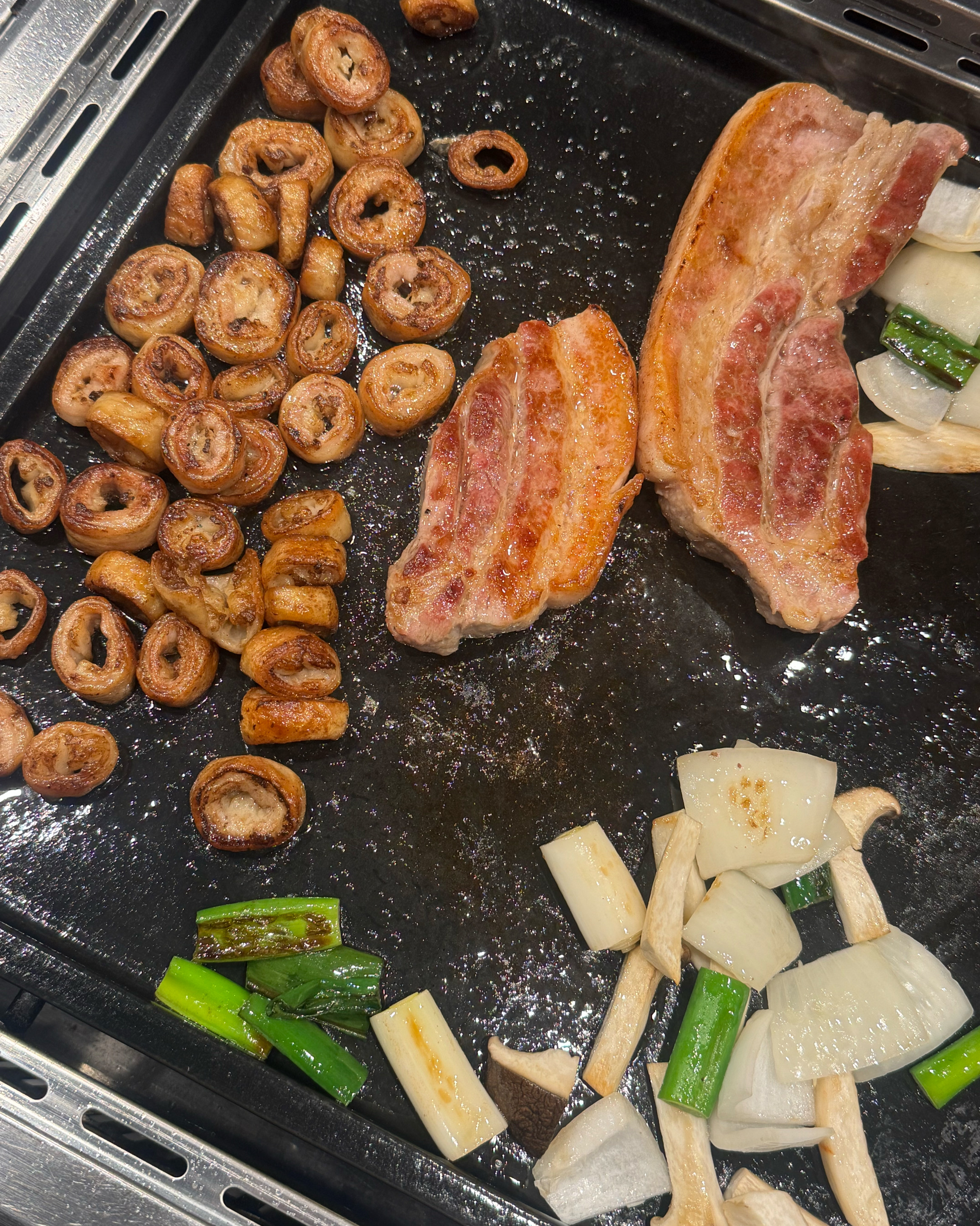 강릉에서 다들 먹는 뻔한 회보다 맛있는 고기 먹으려구 찾다가 오게 됐어요!! 삼겹살이랑 막