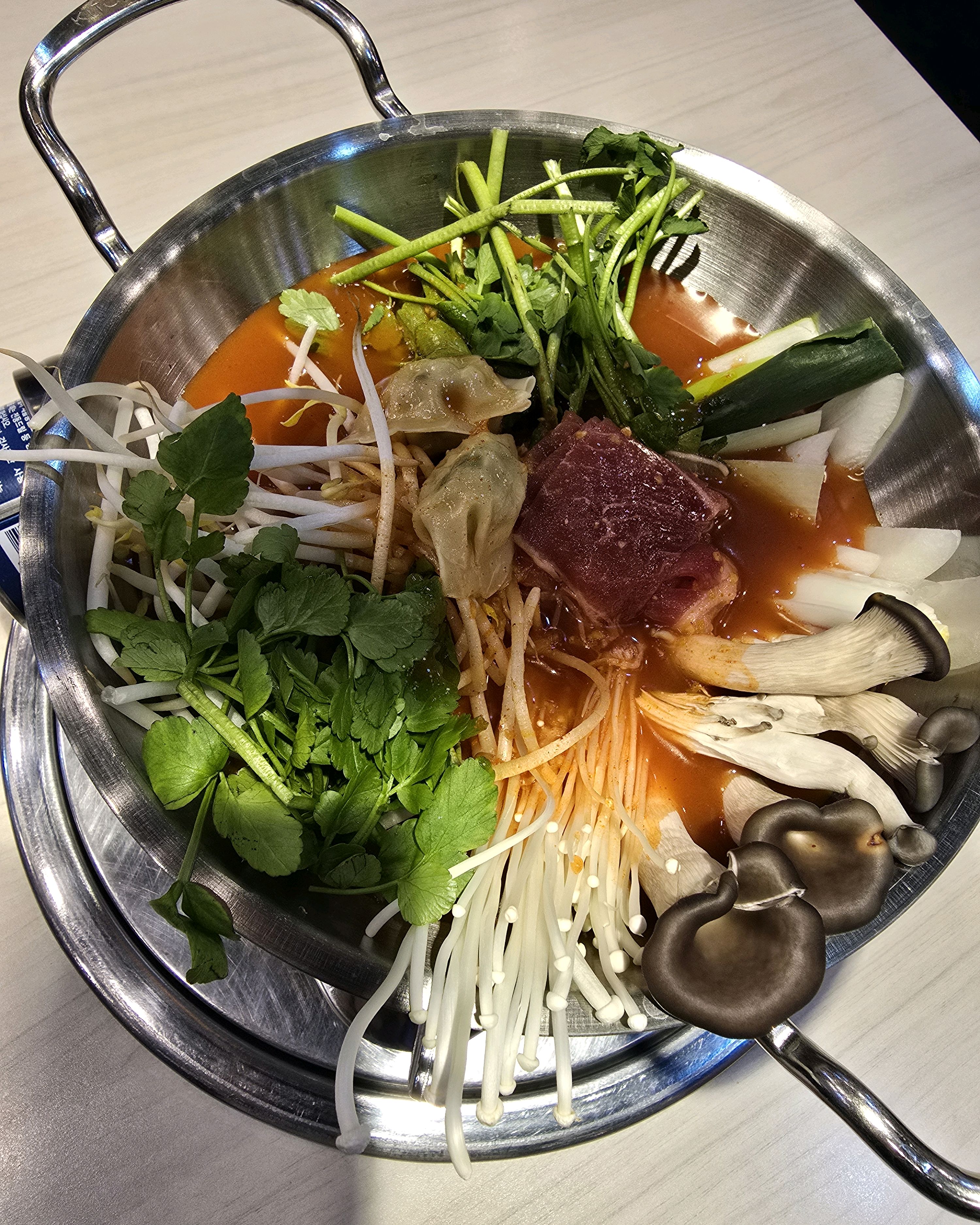 처음 왔는데 매장이 깔끔하고, 직원분들 엄청 친절하시네요, 고기 종류도 많고 샤브샤브도