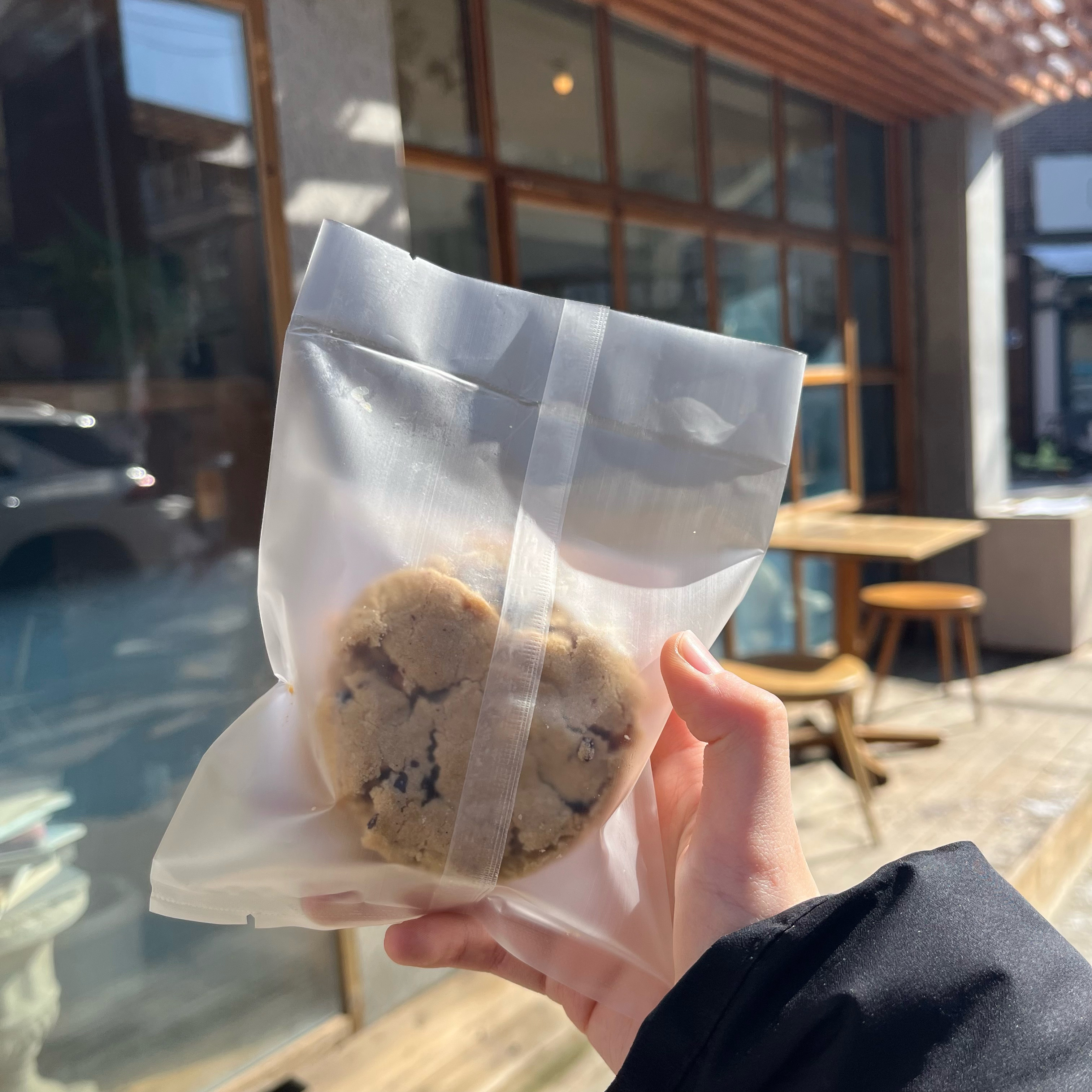 진짜 여긴 숨겨진 쿠키맛집임ㅠㅠ 쿠키 자체도 두툼한데 초코칩 짱 많고 겉바속촉이라 넘 맛있