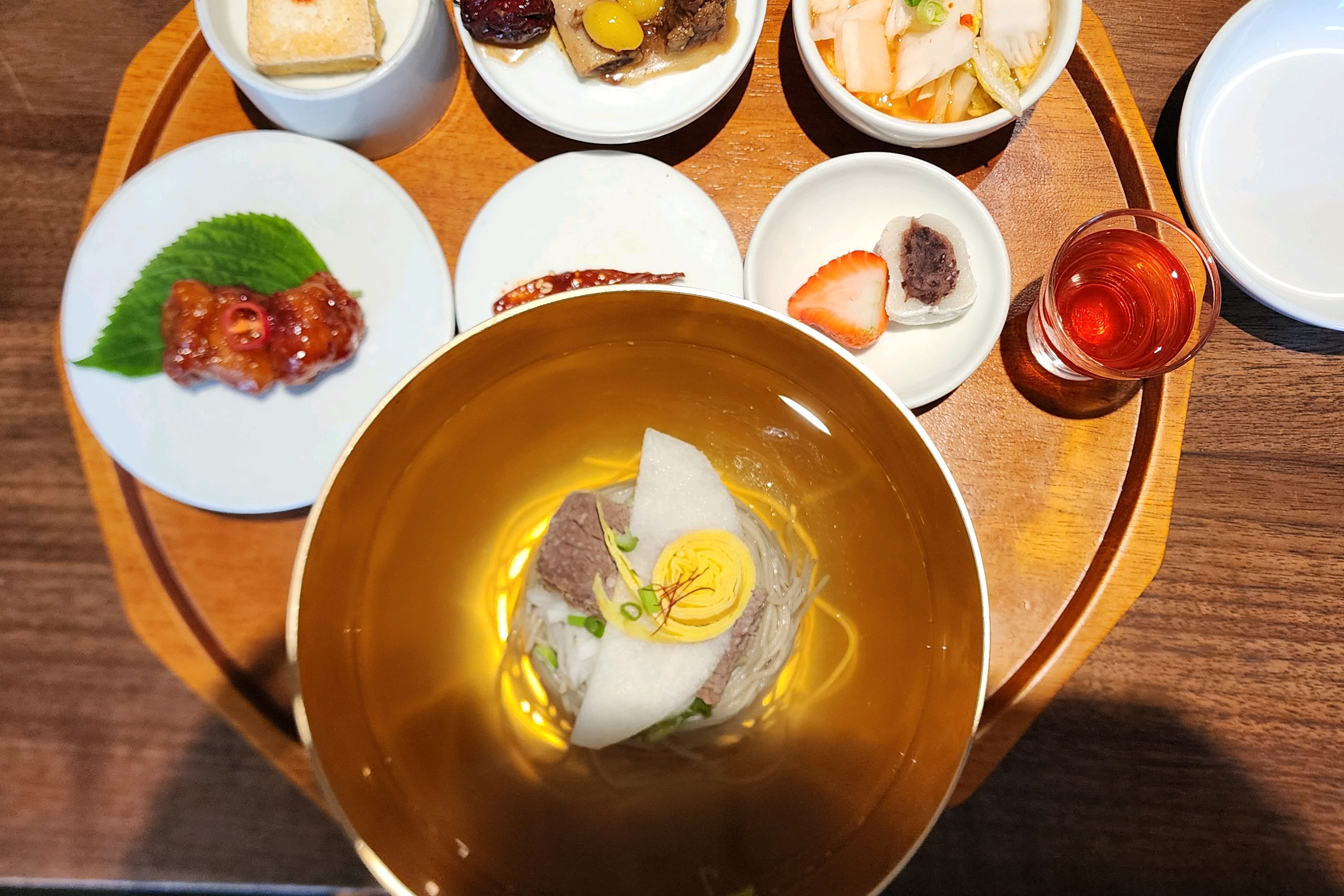 면상 구성 괜찮네요. 20개 한정수량이라 정오 전에 가야 할 듯. 물냉면 육수는 육향이 짙