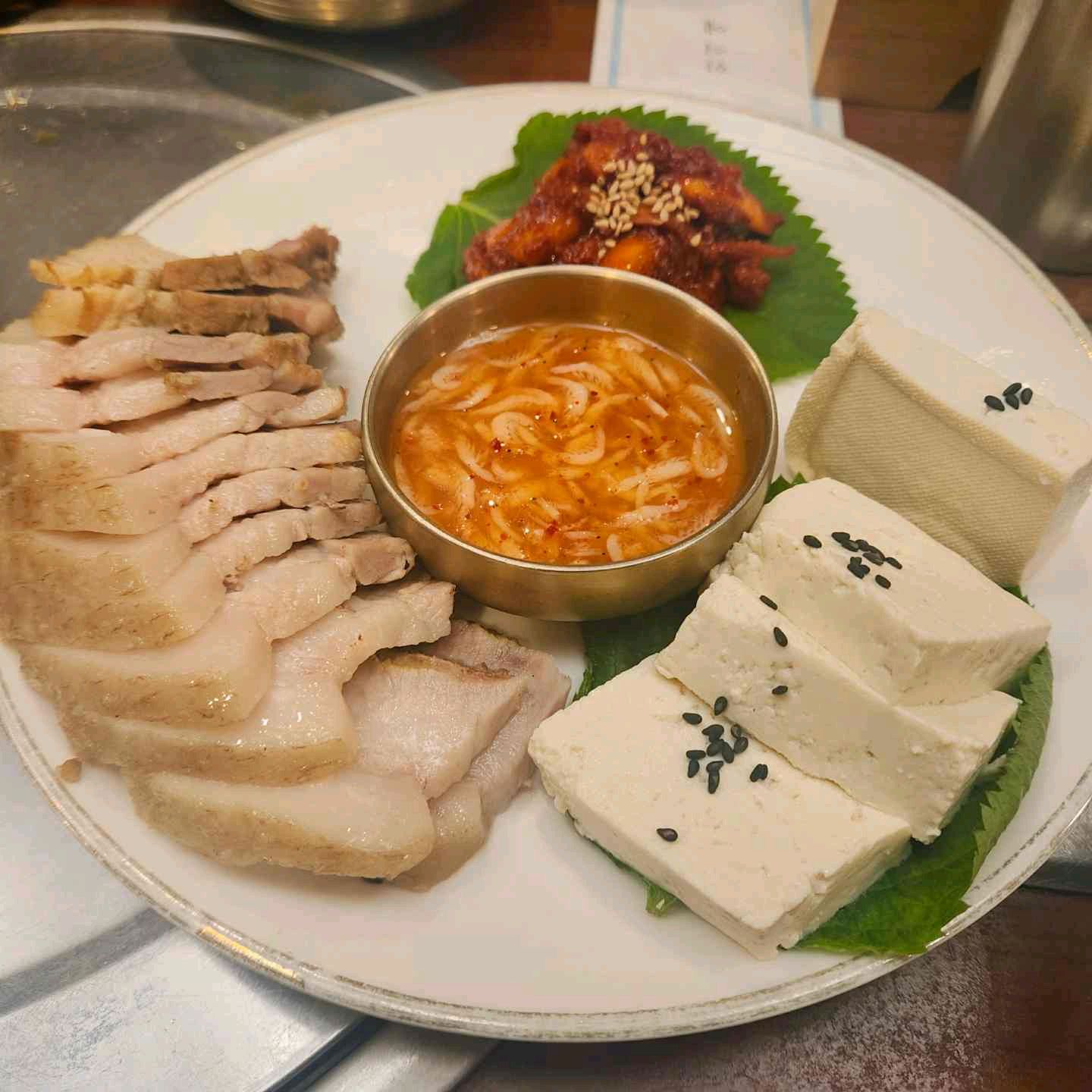 30년이 넘은 전통의 칼국수 맛집입니다. 칼국수 맛있는건 당연하고 주문해서 나온 간장게장을