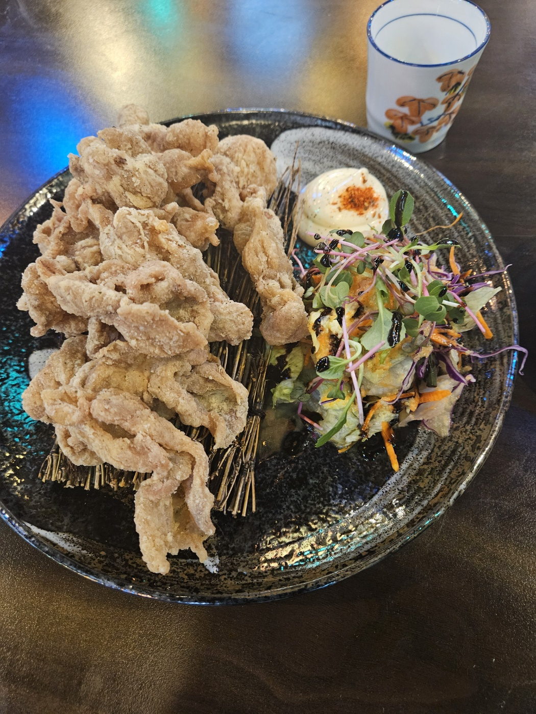 닭껍질 가라아게가 정말 바삭했어요 한입 베어 물자 고소한 맛이 퍼지면서 바삭한 식감이 너무