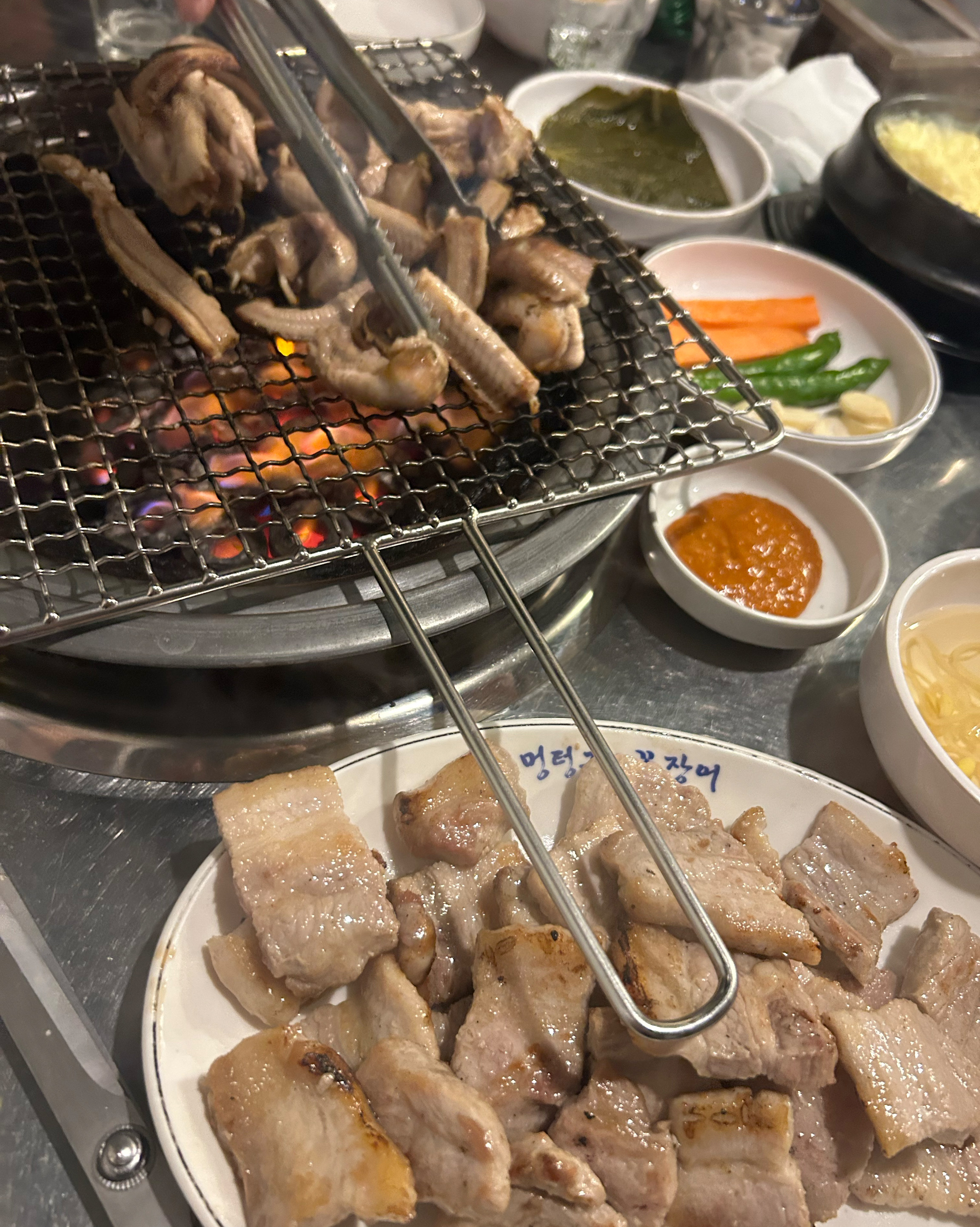 꼼장어 처음먹어보는데 증말맛있어요 처음 먹어보는사람들 너무 추천하고 삼겹살, 막창 다 맛있