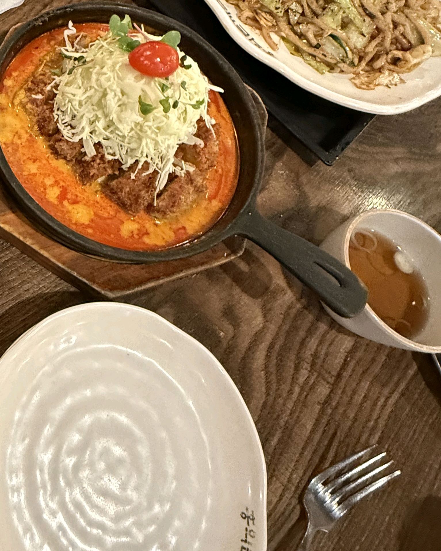 홍익돈까스 다른 지점에서 먹고 맛있어서 믿고 방문했는데 전반적으로 실망스러웠습니다. 점바점
