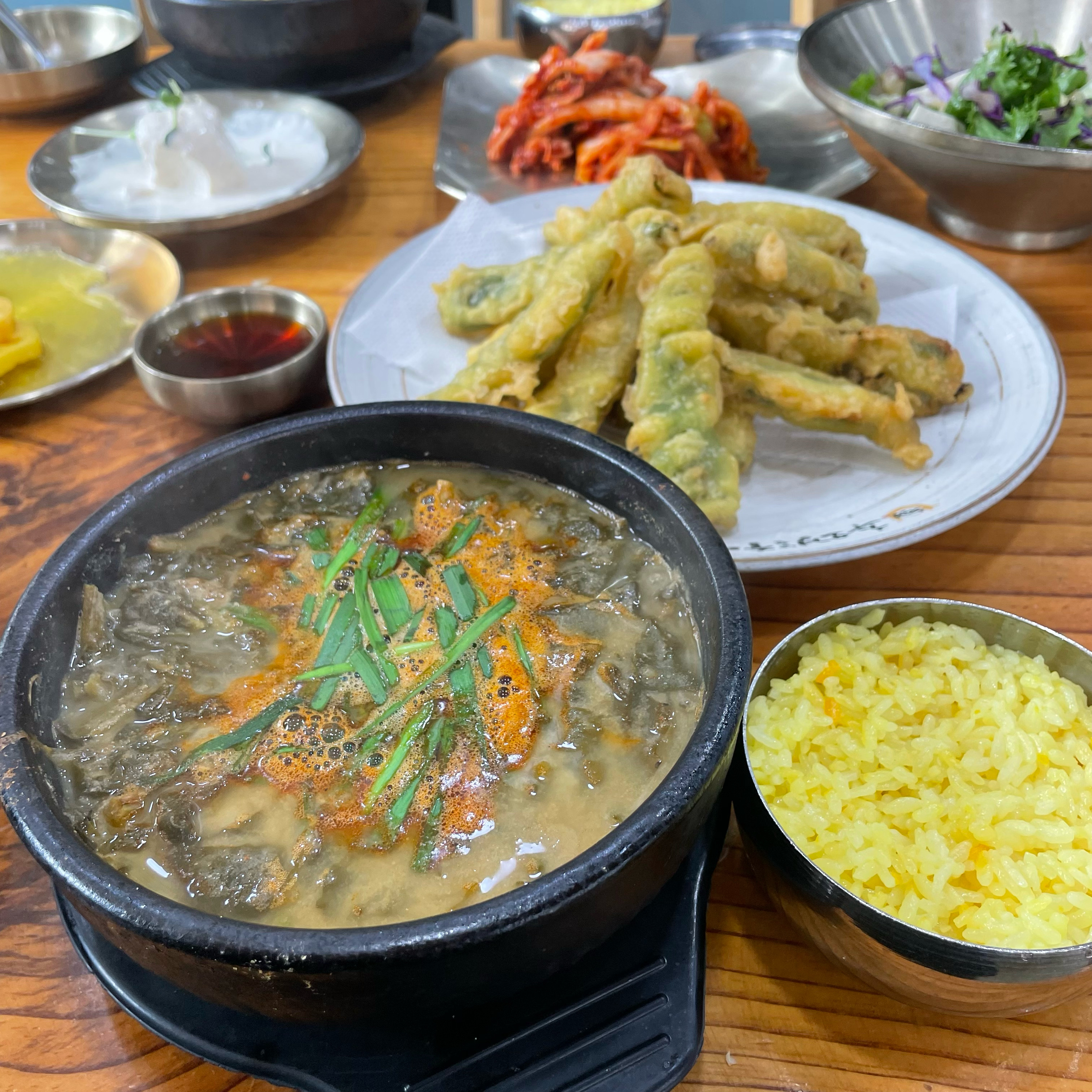 반찬이 진짜 잘 나와요! 두부 너무 맛있어서 리필해서 먹었어요 - 안양 맛집 추오정남원추어탕 안양석수점