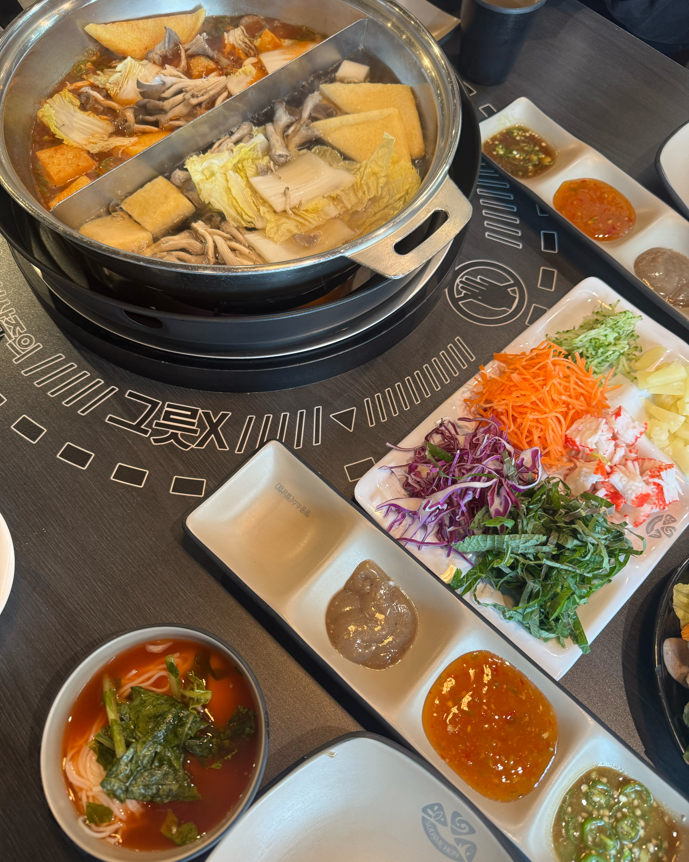 신선한 채소들이 가득하고 일하시는 메인 이모님!!! 너무 친절해요^^ - 영통역 맛집 소담촌 수원영통점