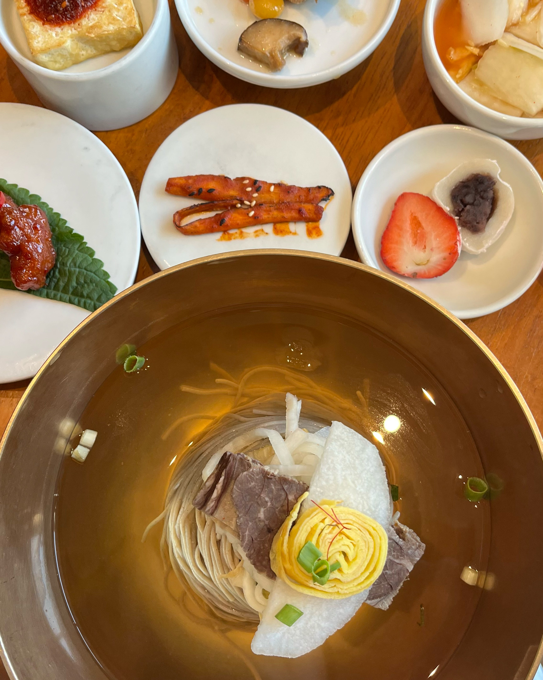 꼭 와봤으면 하는 곳이에요 맛도 맛인데 인테리어도 한 몫 합니다 !! 최고.. - 서교동 맛집 서관면옥 홍대점