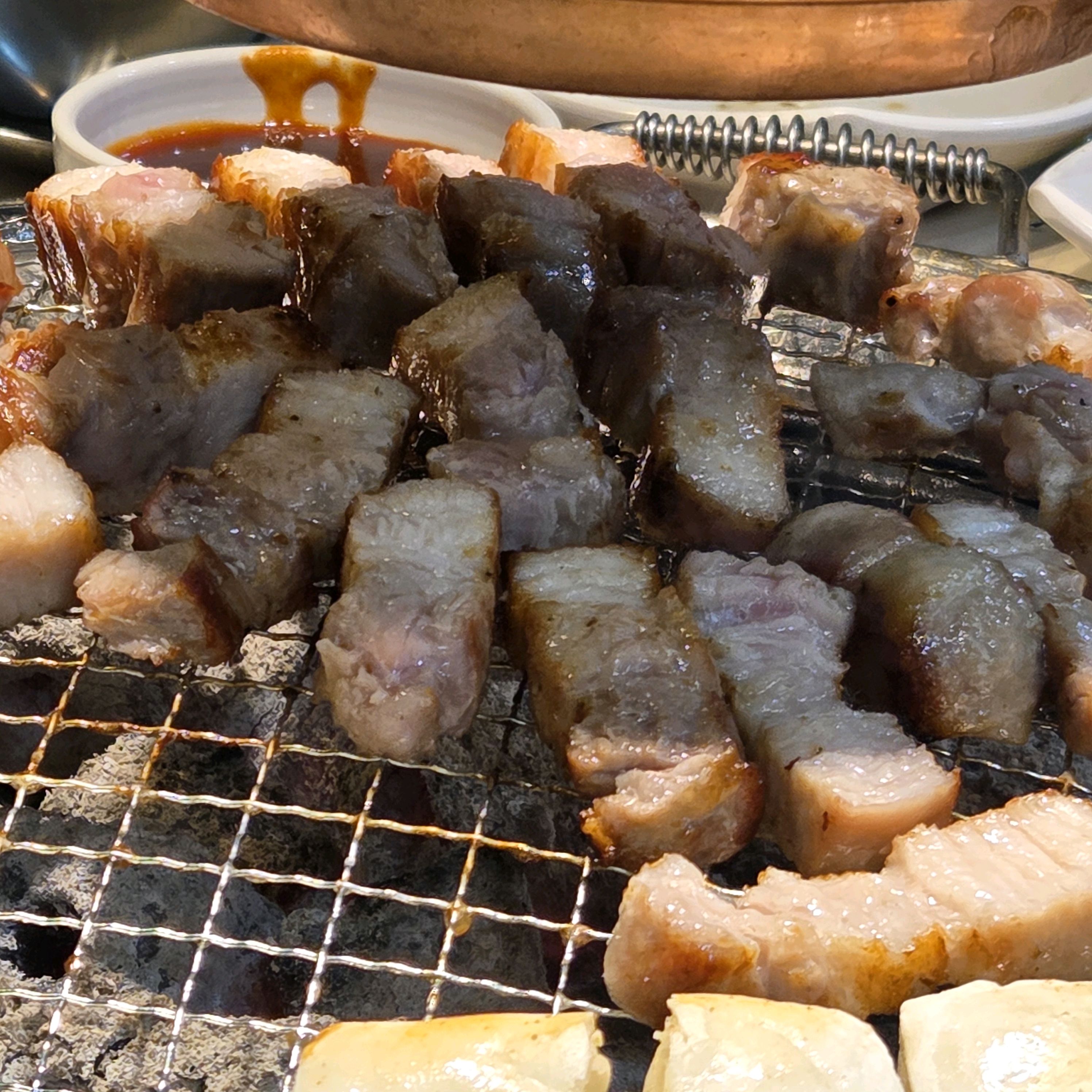 서빙해주시는 분들이 너무 친절하세요!! 음식도 맛있어요!! - 성산동 맛집 명륜진사갈비 마포성산점