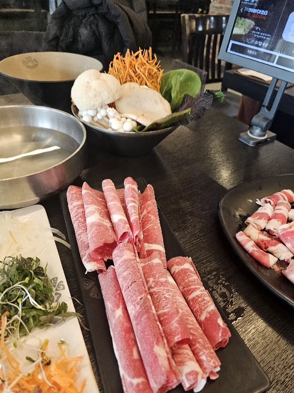 일단 너무 맛있습니다. 평소에는 기본으로 먹었는데 오늘은 버섯샤브에 한우를 추가해서 먹어봤