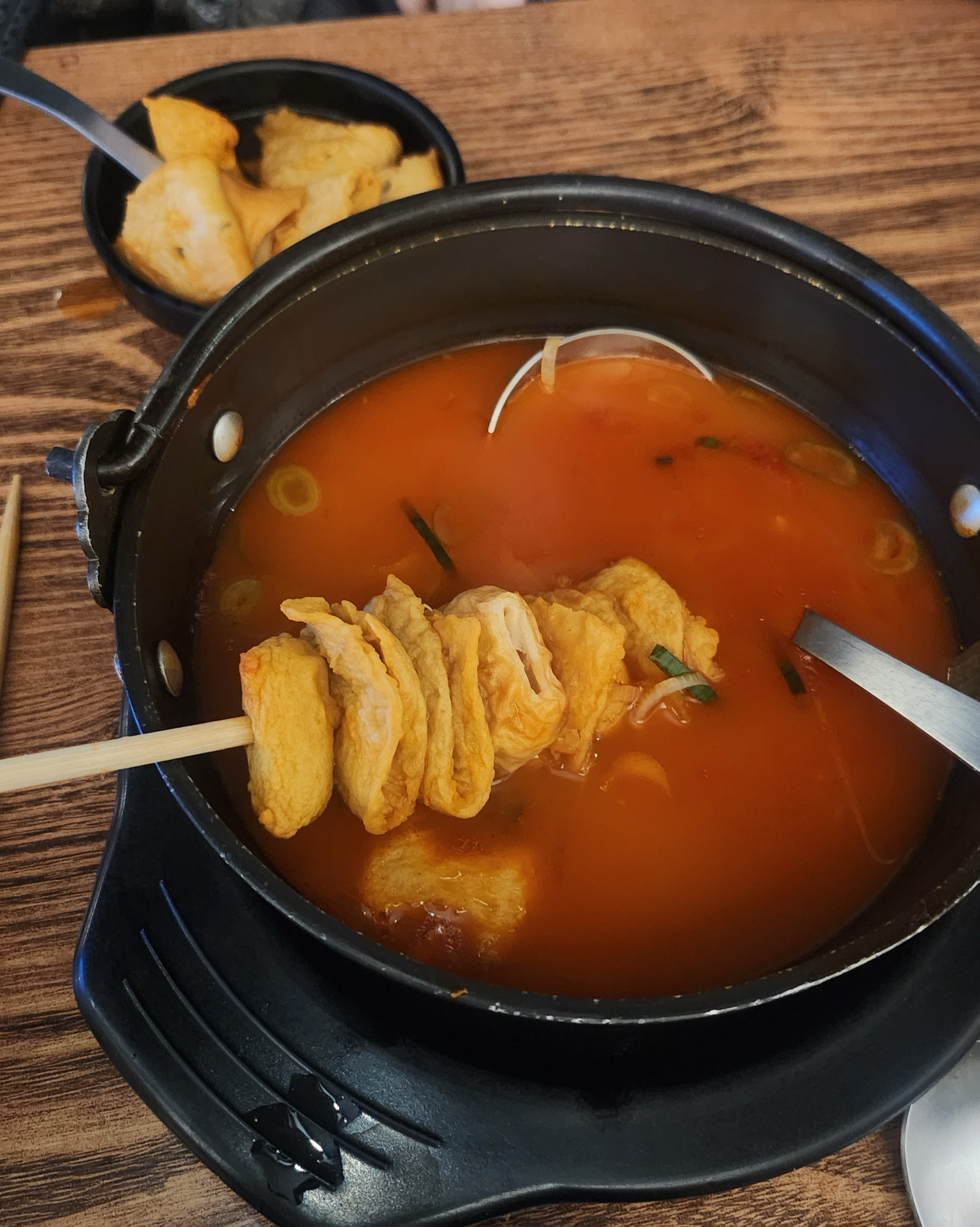 12,000원에 오뎅 3꼬치와 먹을 수 없는 국물이 나왔네요. 한입 먹고 알았습니다. 이건