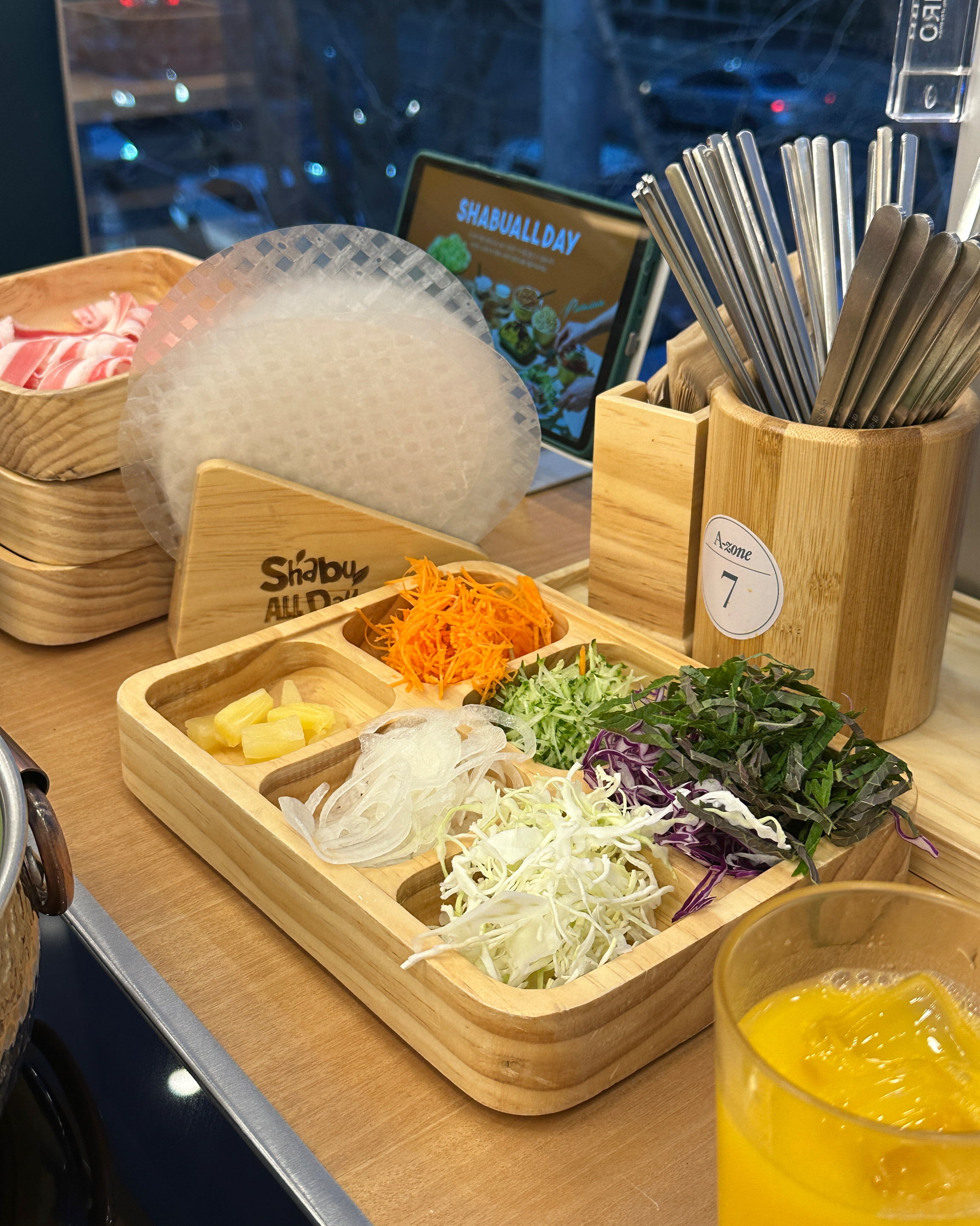 월요일 저녁인데도 사람이 많아서 정신없긴했습니다 - 대구 상인동 맛집 샤브올데이 대구상인점