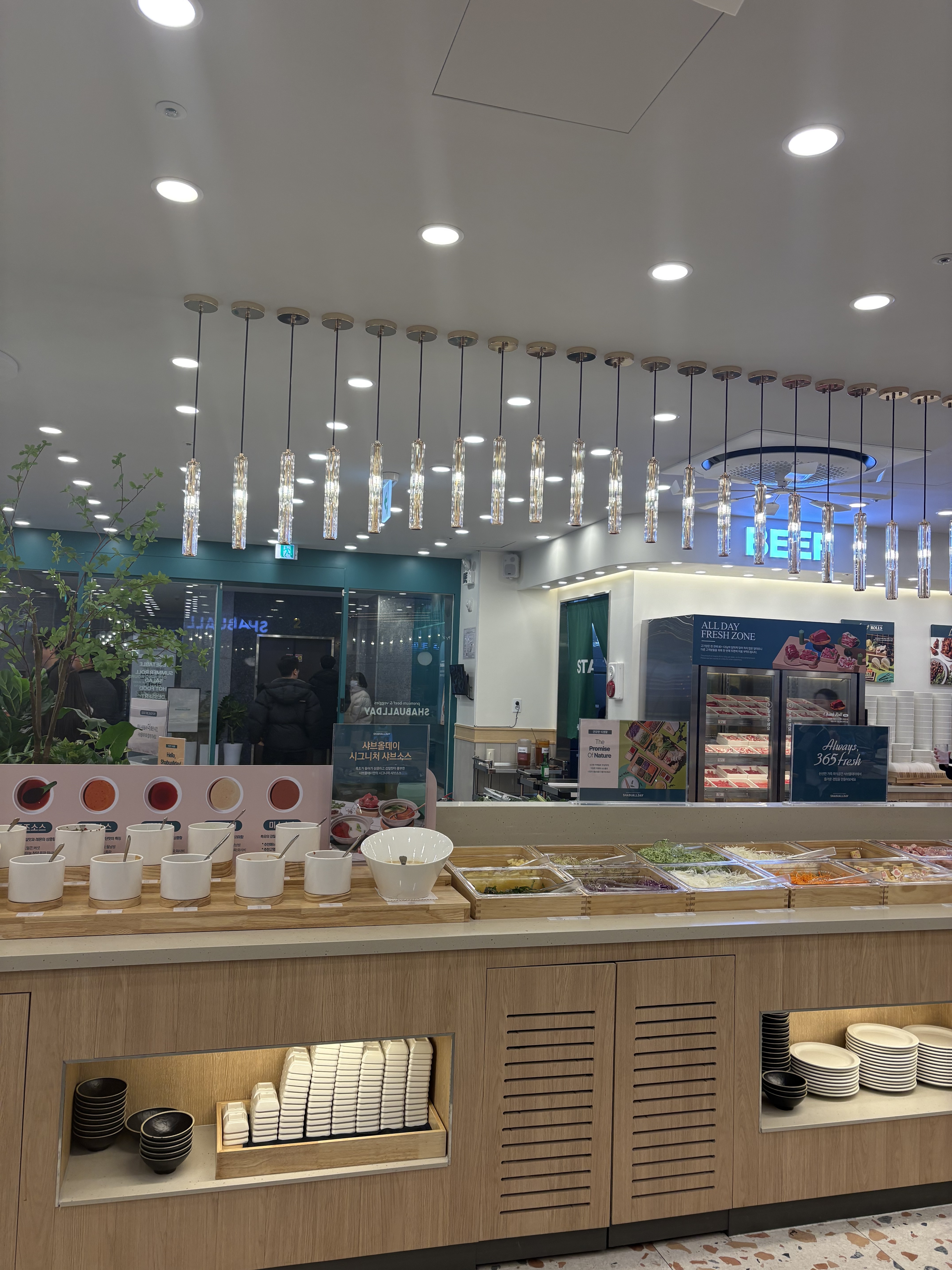 사람이 엄청 많네요~ 샤브샤브부터 샐러드바까지 맛있게 먹었어요 고기 무한리필이라 든든하게