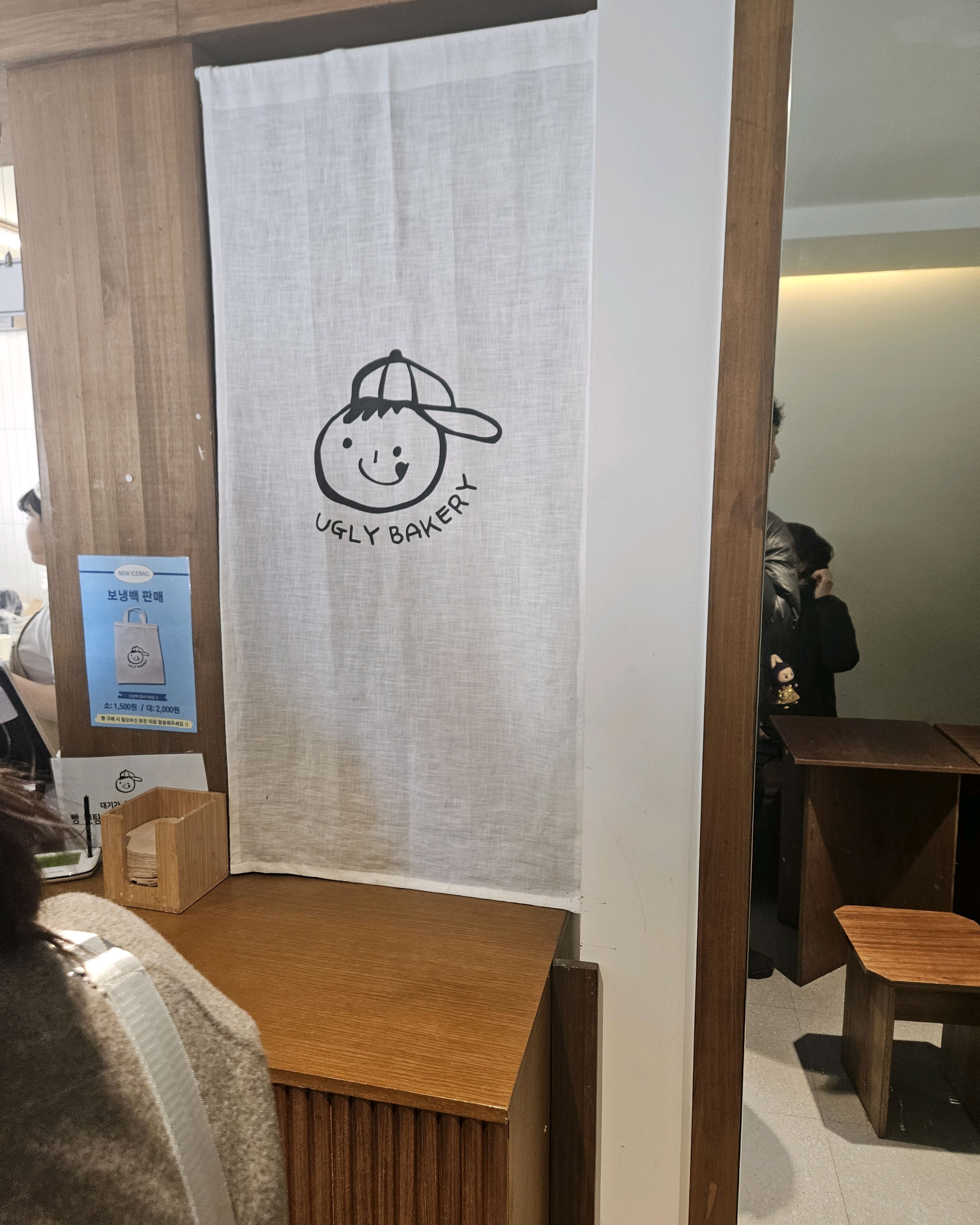 1시쯤 갔을 땐 줄이 길어서 그냥 갔는데 2시쯤 다시 가니 줄이 없어서 별로 안기다리고 샀