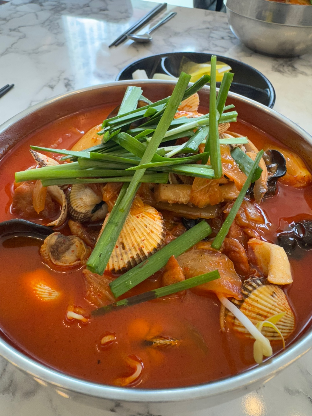꼬막짬뽕 처음 먹어보는데 진짜진짜 너무 맛있어서 먹으면서 맛있다는말이 계속 나오고 소주를 