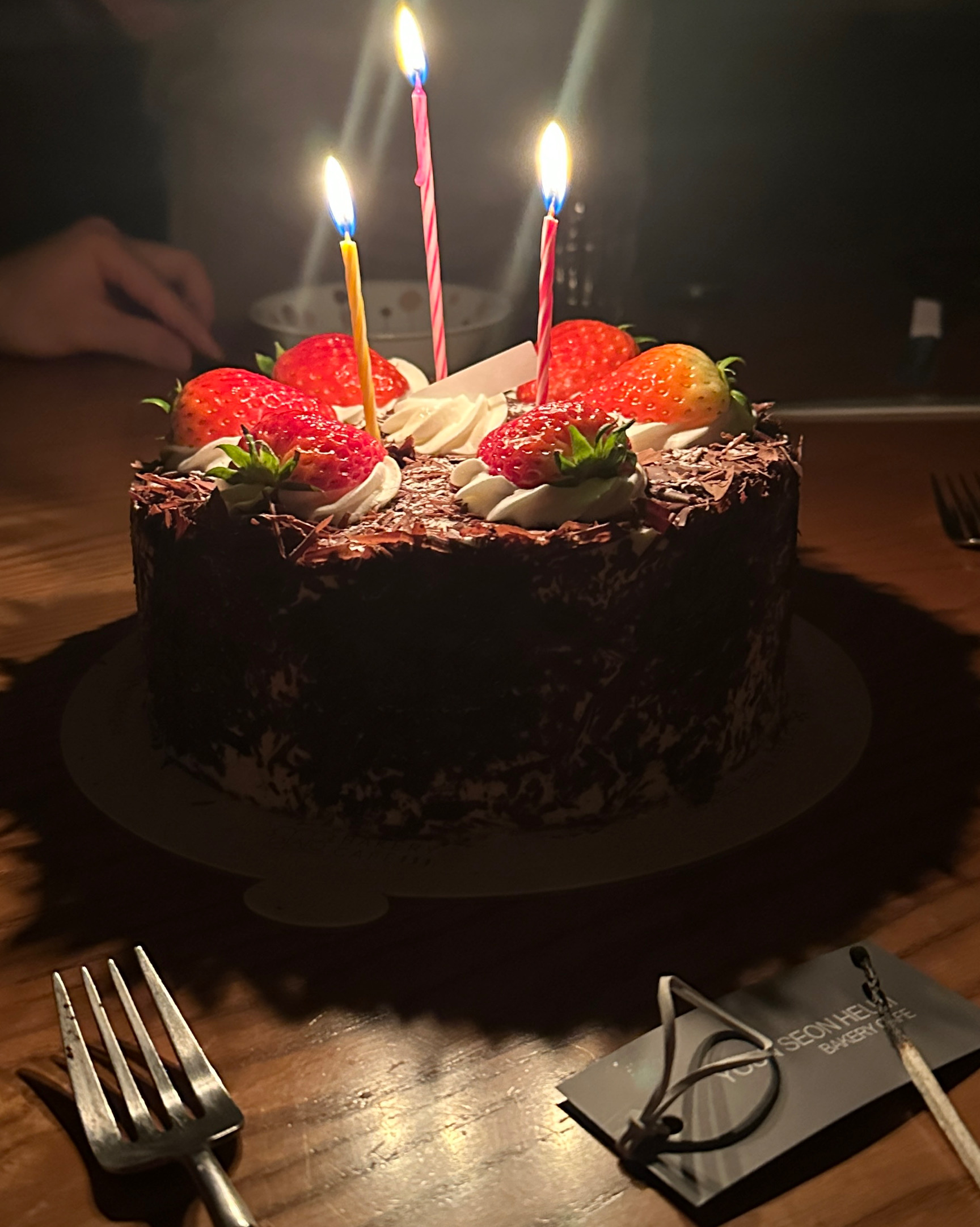 가장 좋아하는 베이커리, 가장 좋아하는 케익, 가장 히트 메뉴. 예전에는 체리가 올라가 있