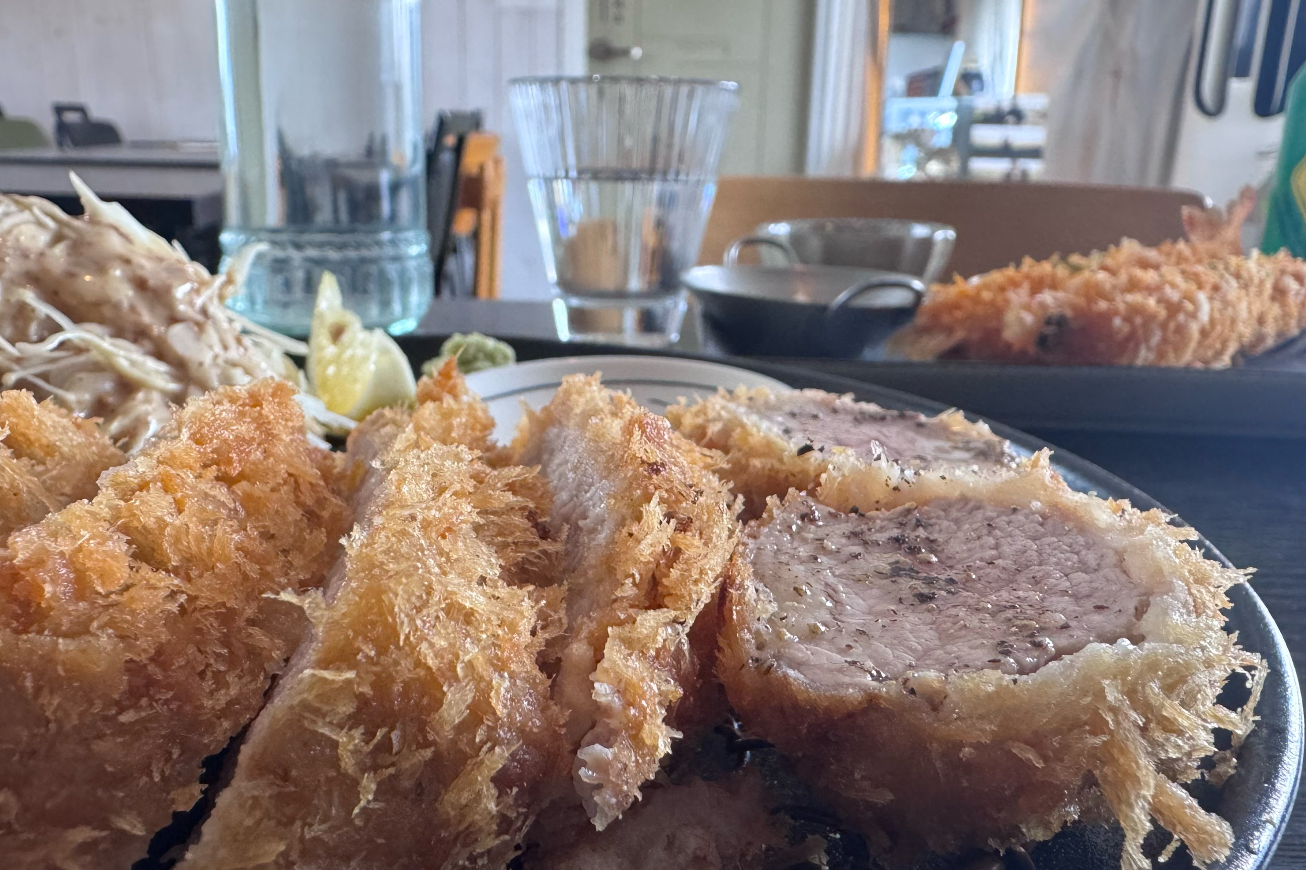 등심, 안심돈가스 그리고 왕새우튀김을 주문했습니다. - 제주 맛집 봉자네상점