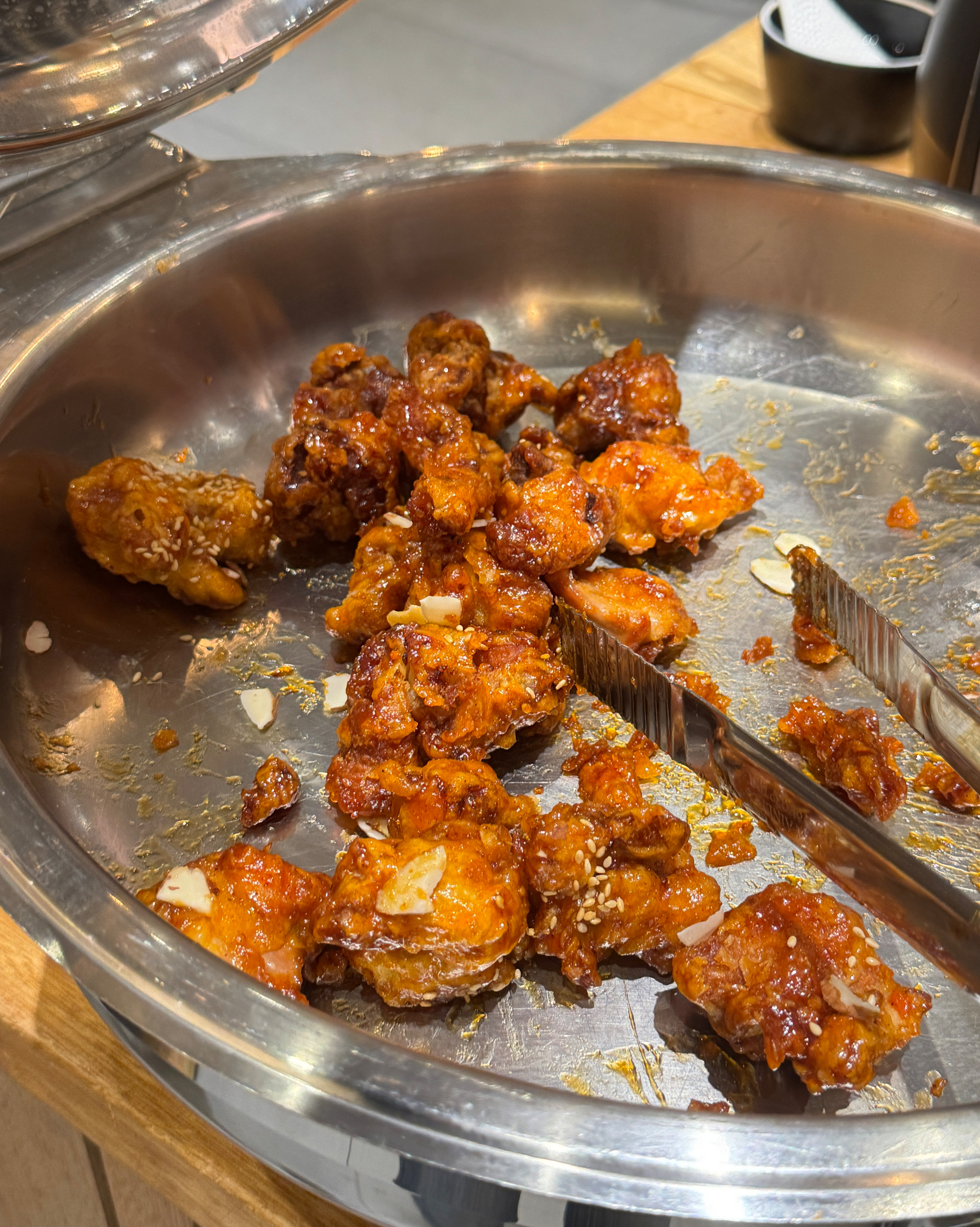 샤브20은 샤브샤브도 맛있는데 닭강정 맛집인거 아시죠?! 엄청 좋아해서 가면 샐러드바 많이