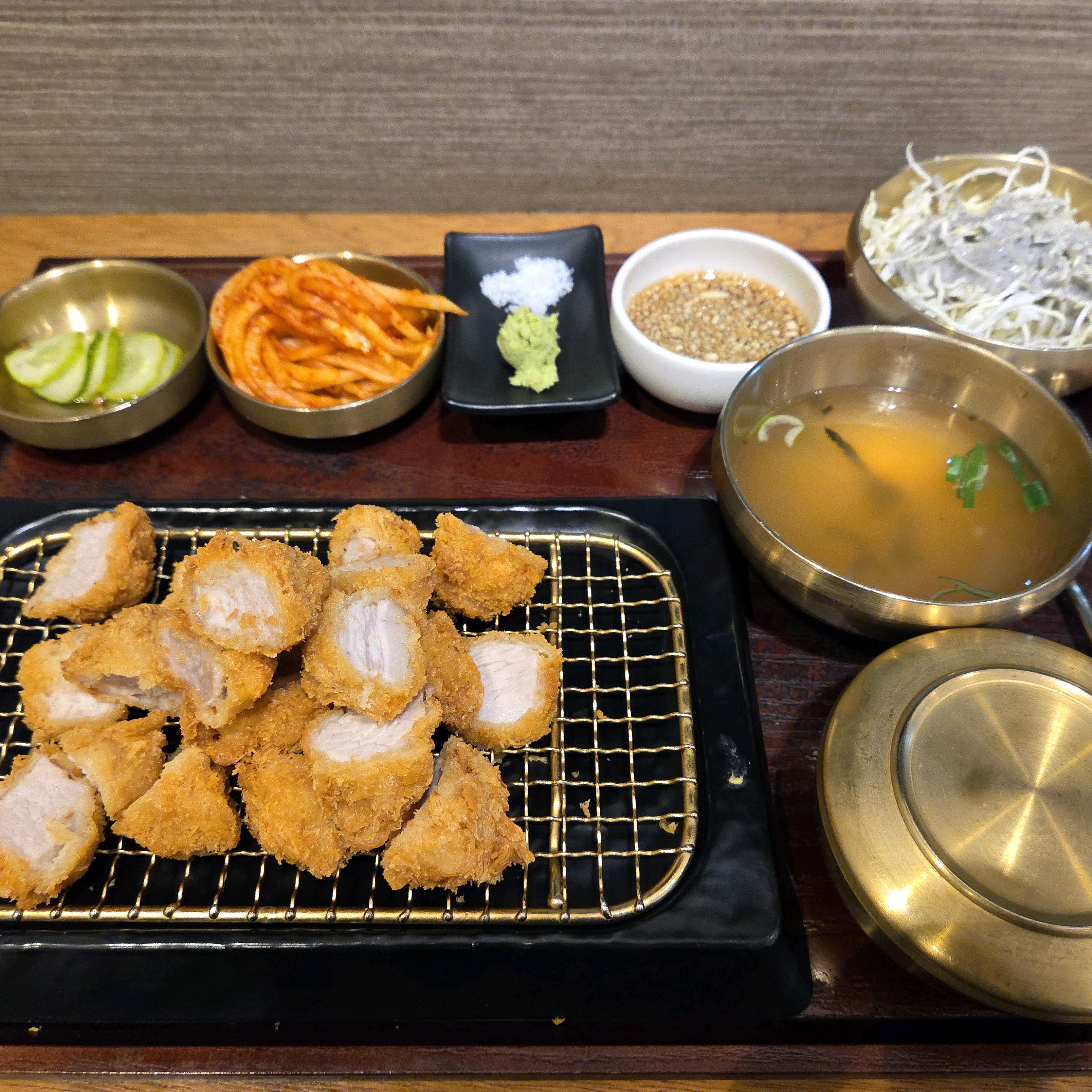 진짜 맛있어요!!! 삼겹카츠 소스에 찍어서 와사비 살짝 올려먹으면 완벽해요 ㅋㅋ 한상차림 