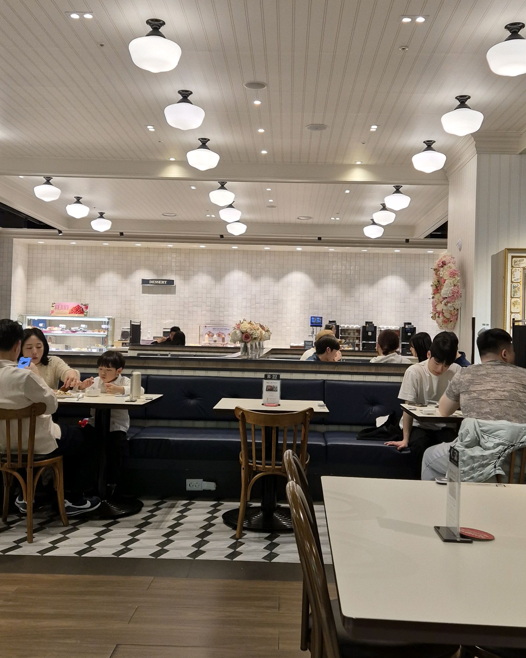 여러종류음식을 맛볼수있어 좋았어요 딸기는 조금 아쉬웠어요 친절하고 먹은접시도