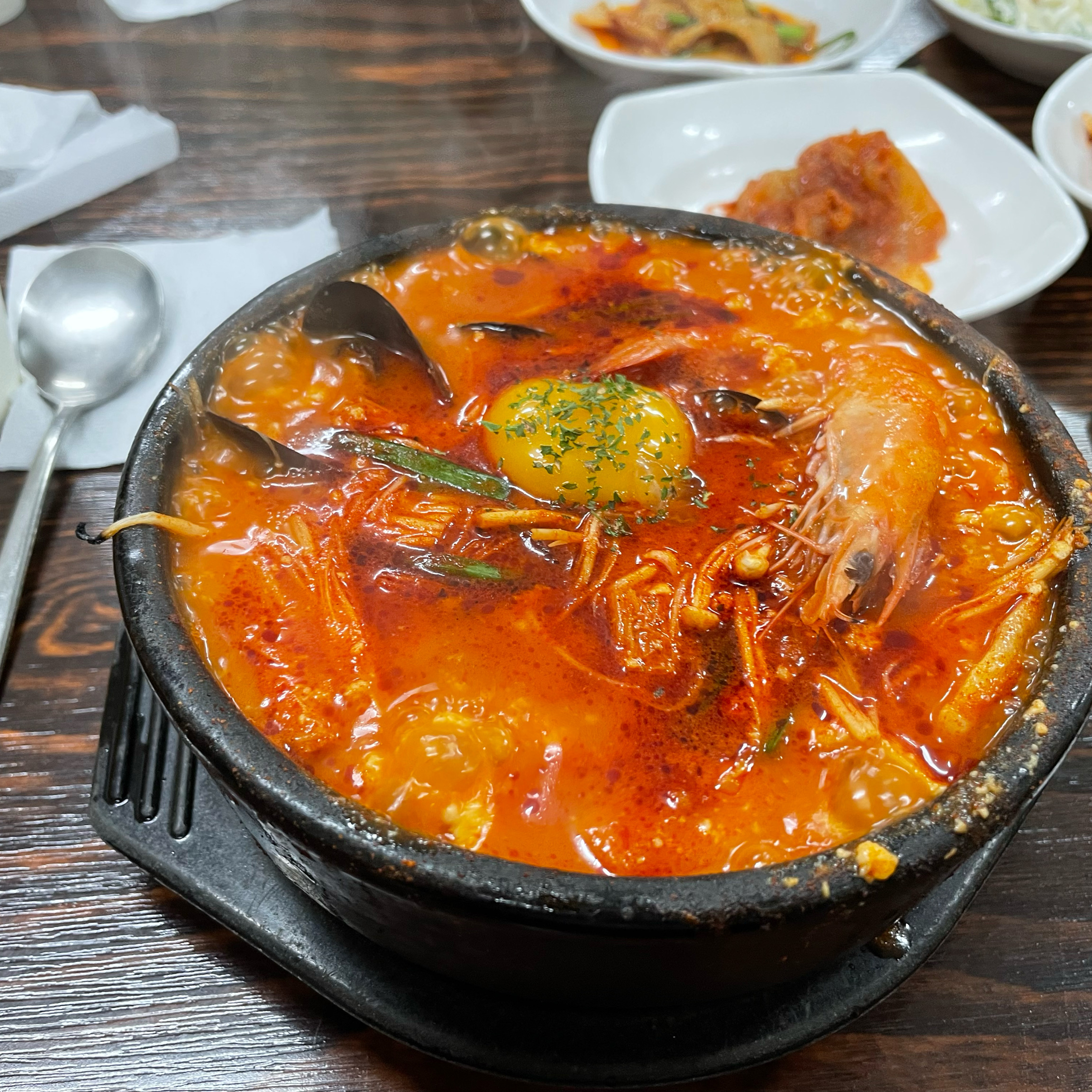 맛있는데다 양이 정말 많아 흘러 넘치는 짬뽕순두부 맛집 인정입니다요-! - 경포대 맛집 최일순 짬뽕순두부
