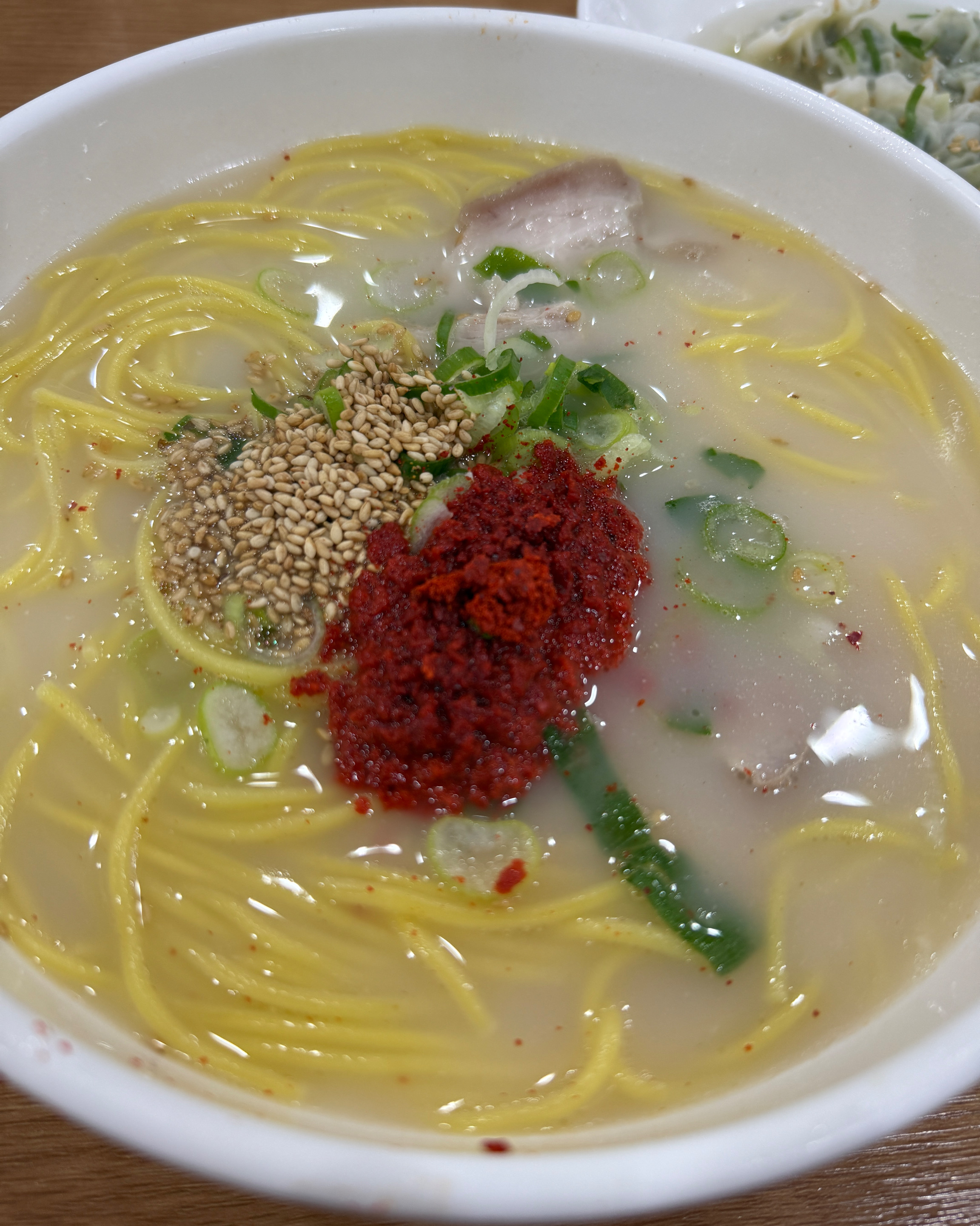 고기국수는 양이 우선 많고 맛있으며 깍두기랑 같이 먹으면 맛있다 순대는 돼지 누린내 꼬린내