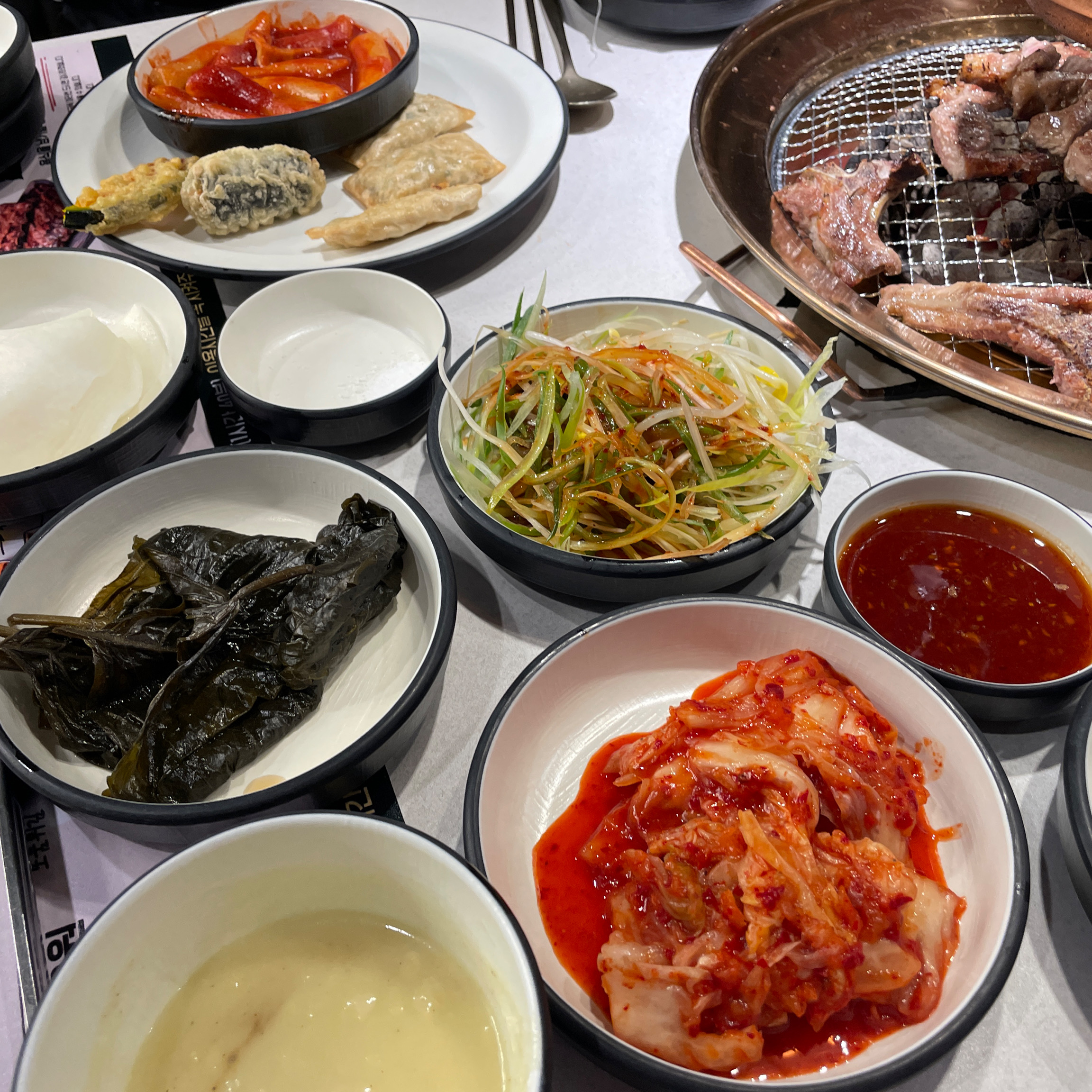 드디어 상륙한 육미제당. 고기 질도 좋고 맛있어요! 사이드 메뉴도 다양한데 치킨 떡볶이 맛