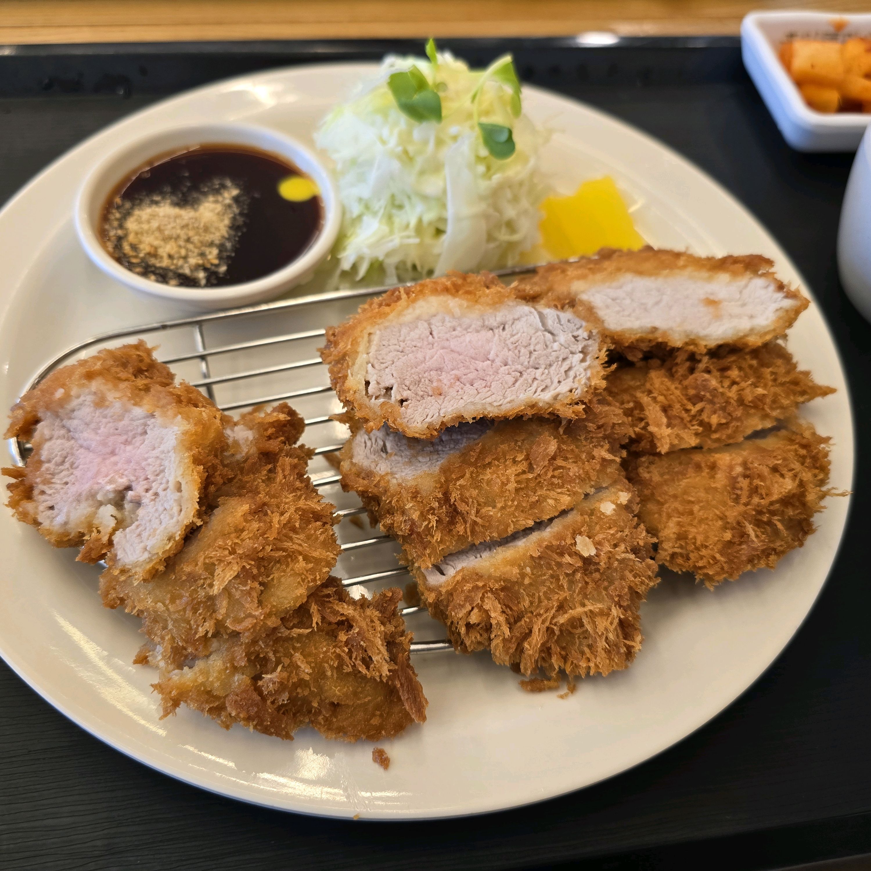 맛있어요! 아이랑 갔는데 친절하시고 아이도 맛있다고 잘 먹었어요:) - 속초 청초호 맛집 홍익돈까스 속초점