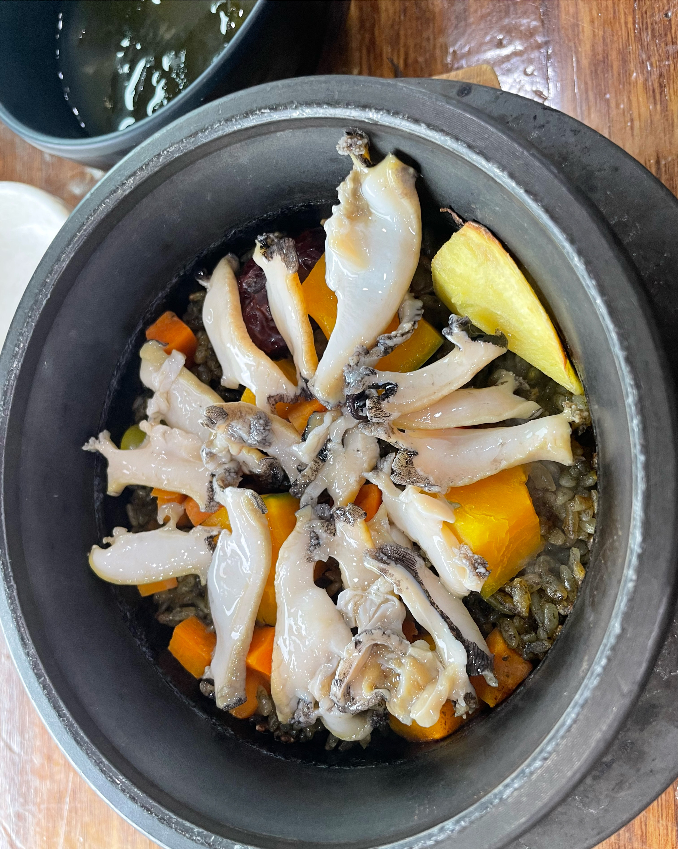 전복밥이 비리지 않고 밥 안에 들어있는 단호박이 잘 어울려서 맛있게먹고왔습니다. - 제주 맛집 명진전복