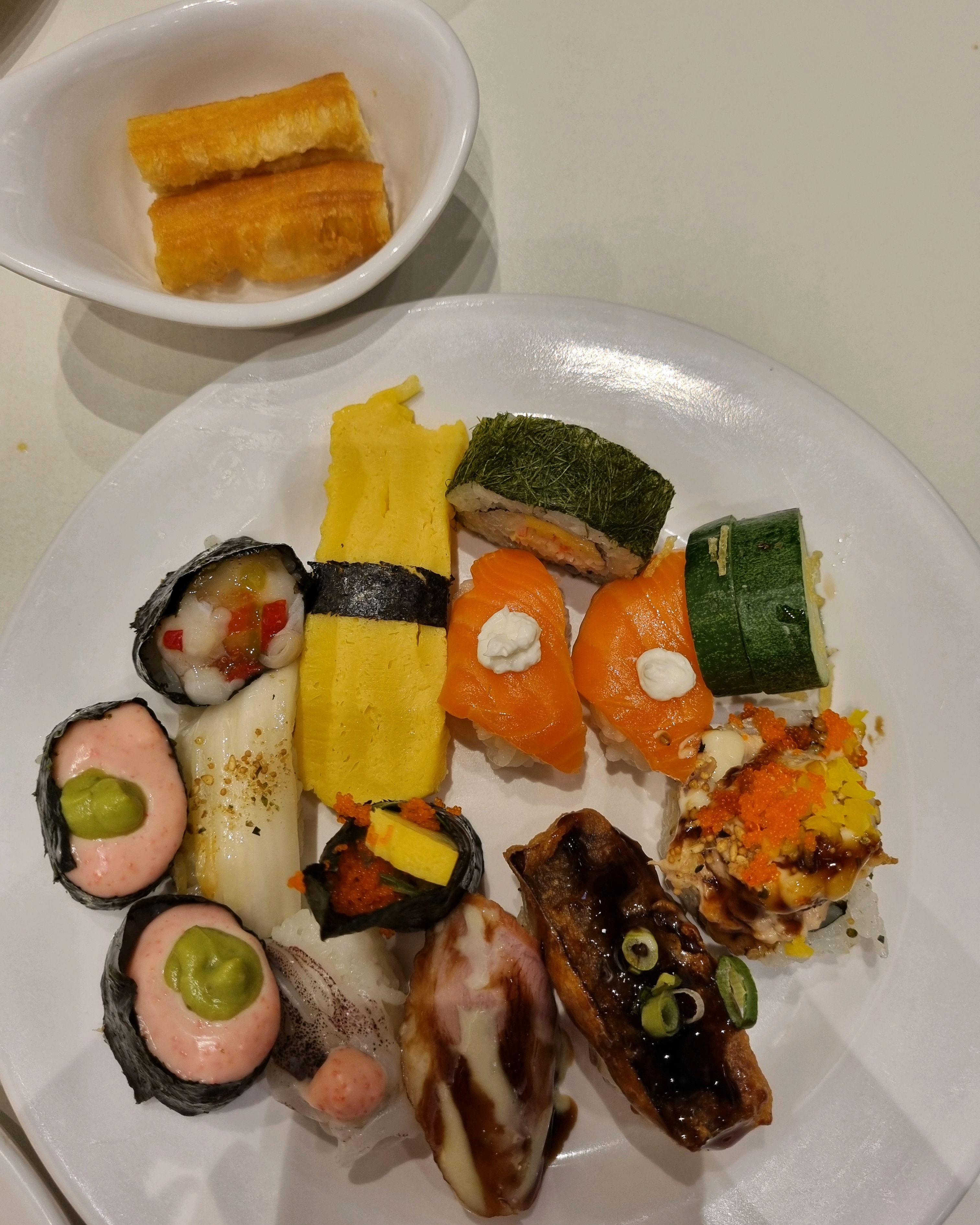 아빠와 단둘이 방문후 신선한 샐러드 바(Bar)를 허겁지겁 이용하느라 스시..가져온 사진만