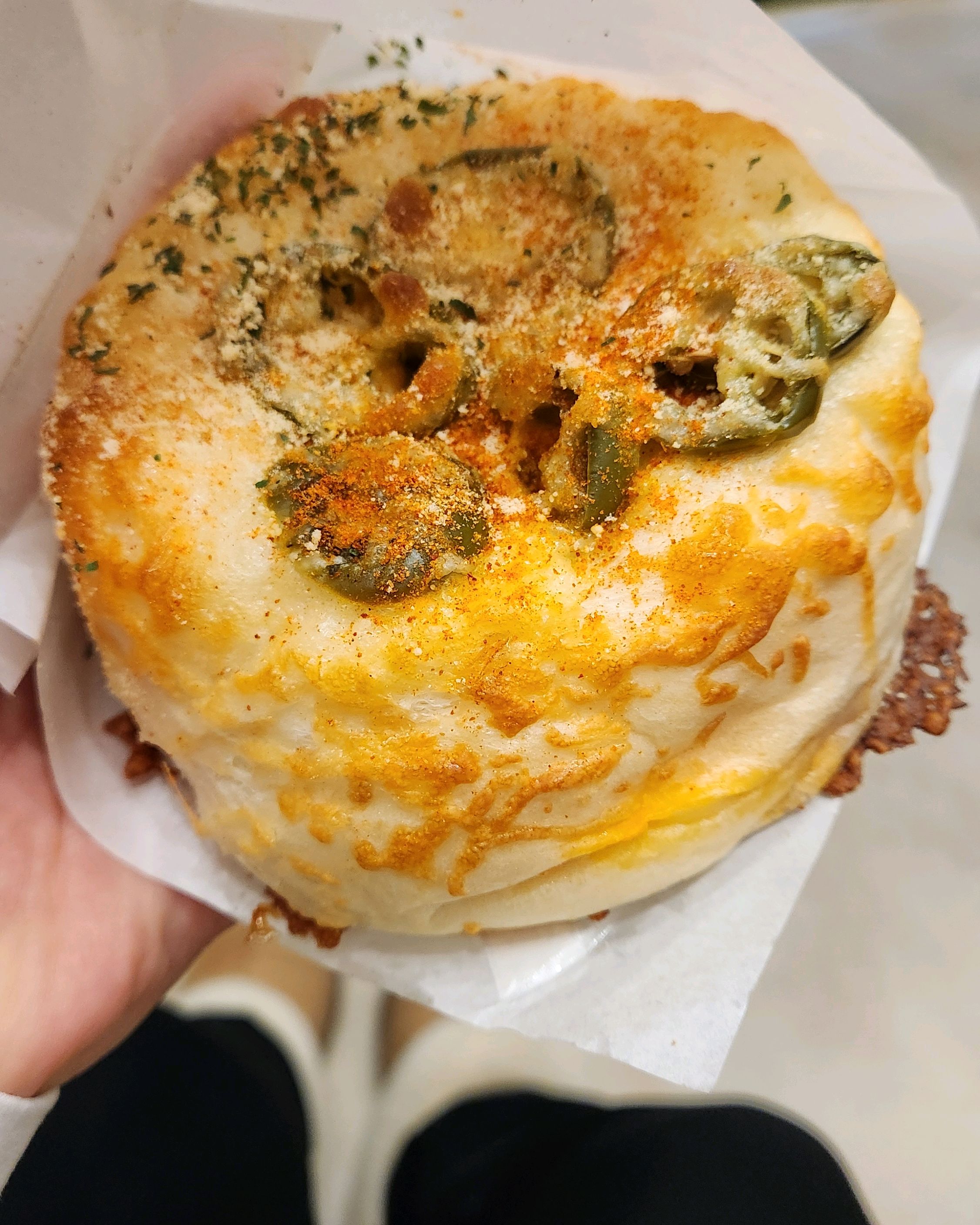 엄청 부드러운 스타일의 베이글~ 안에 치즈, 페퍼로니 들어있고 겉에도 할라피뇨랑 치즈가 있