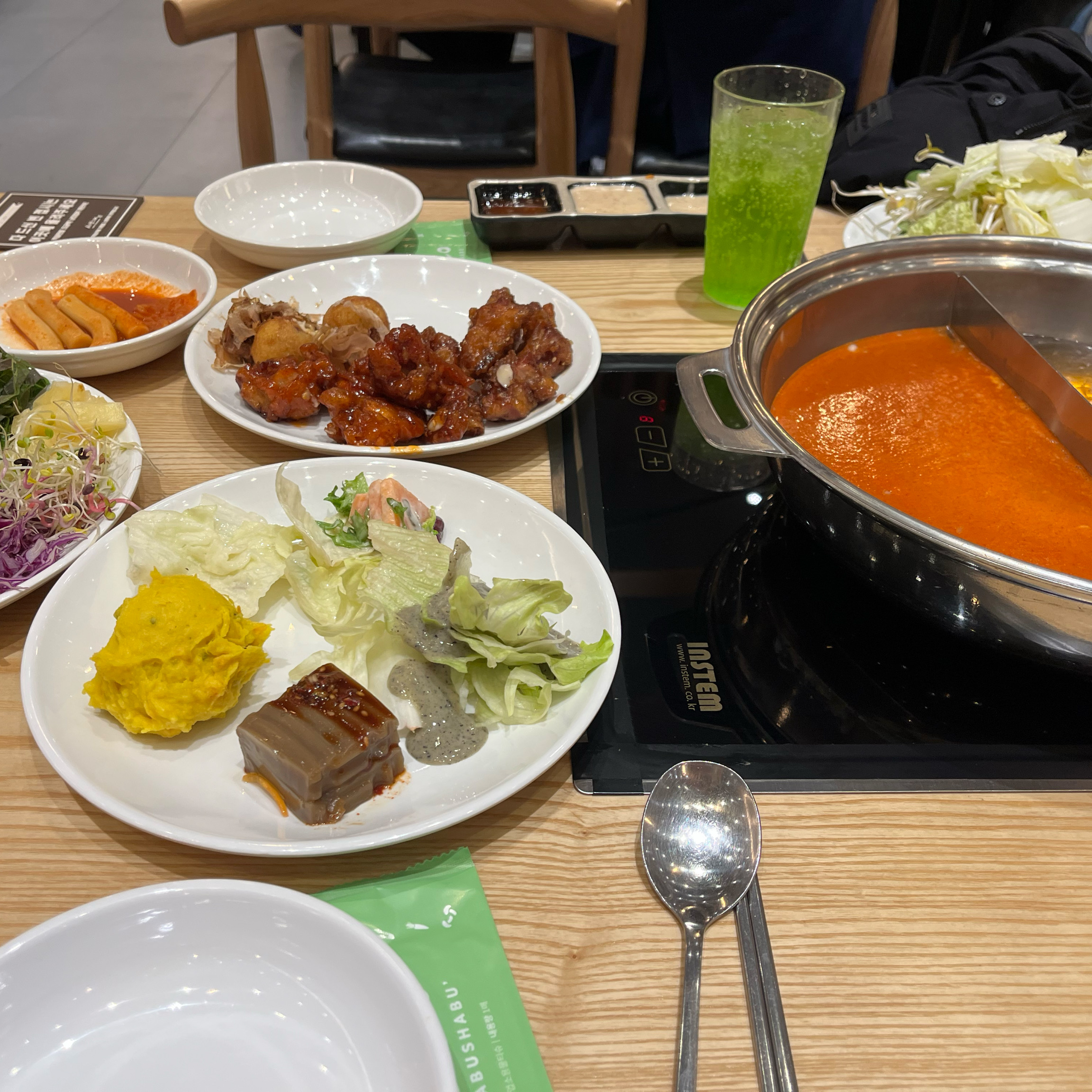 주차가 힘들긴한데 관리해주시는 분이 계셔서 차 맡기고 입장할 수 있었어요. 그건 편리했던것