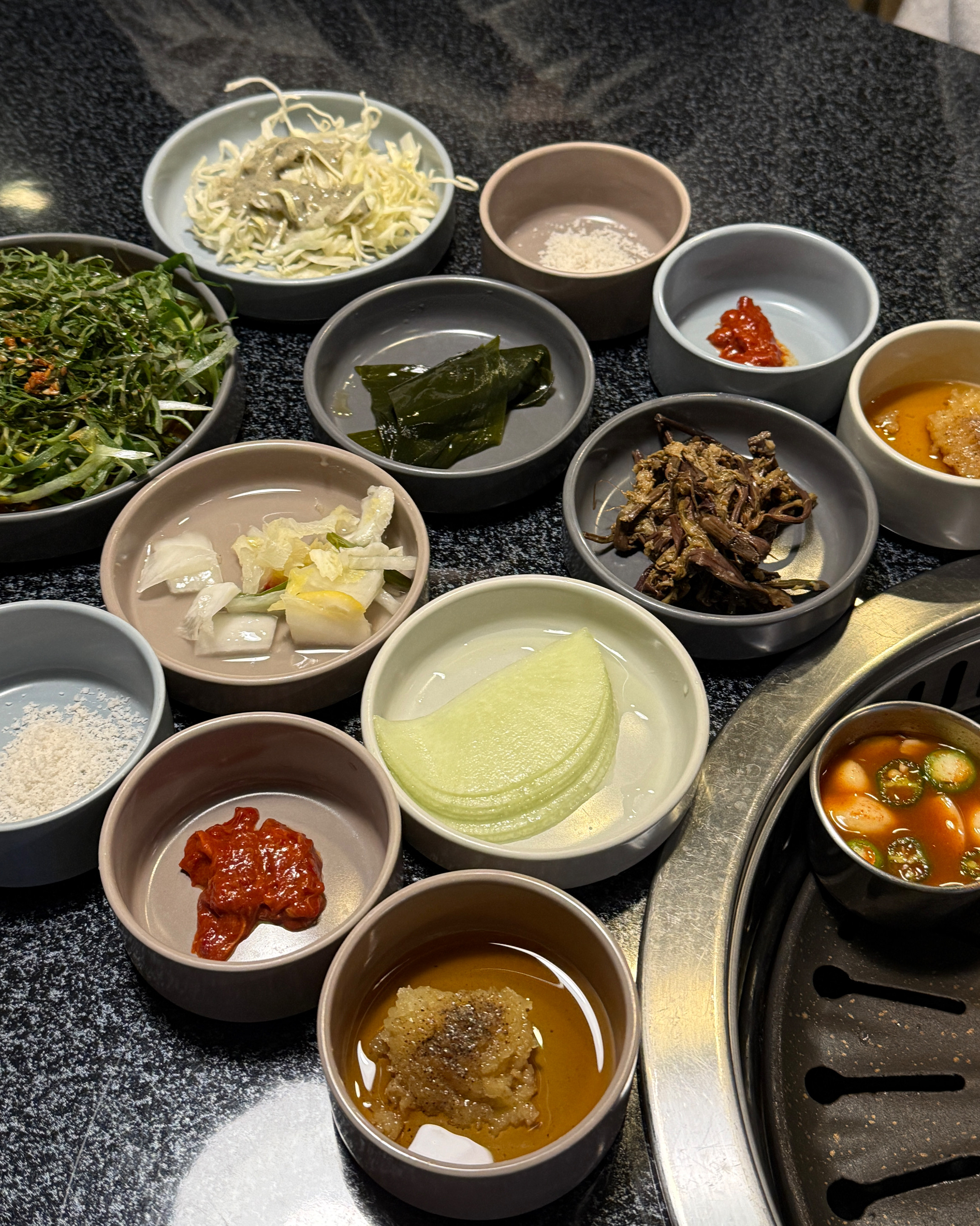 데이식스가 추천한 식당이라 와봤는데 너무 맛있어요. - 제주 맛집 오직흑돼지 제주공항본점