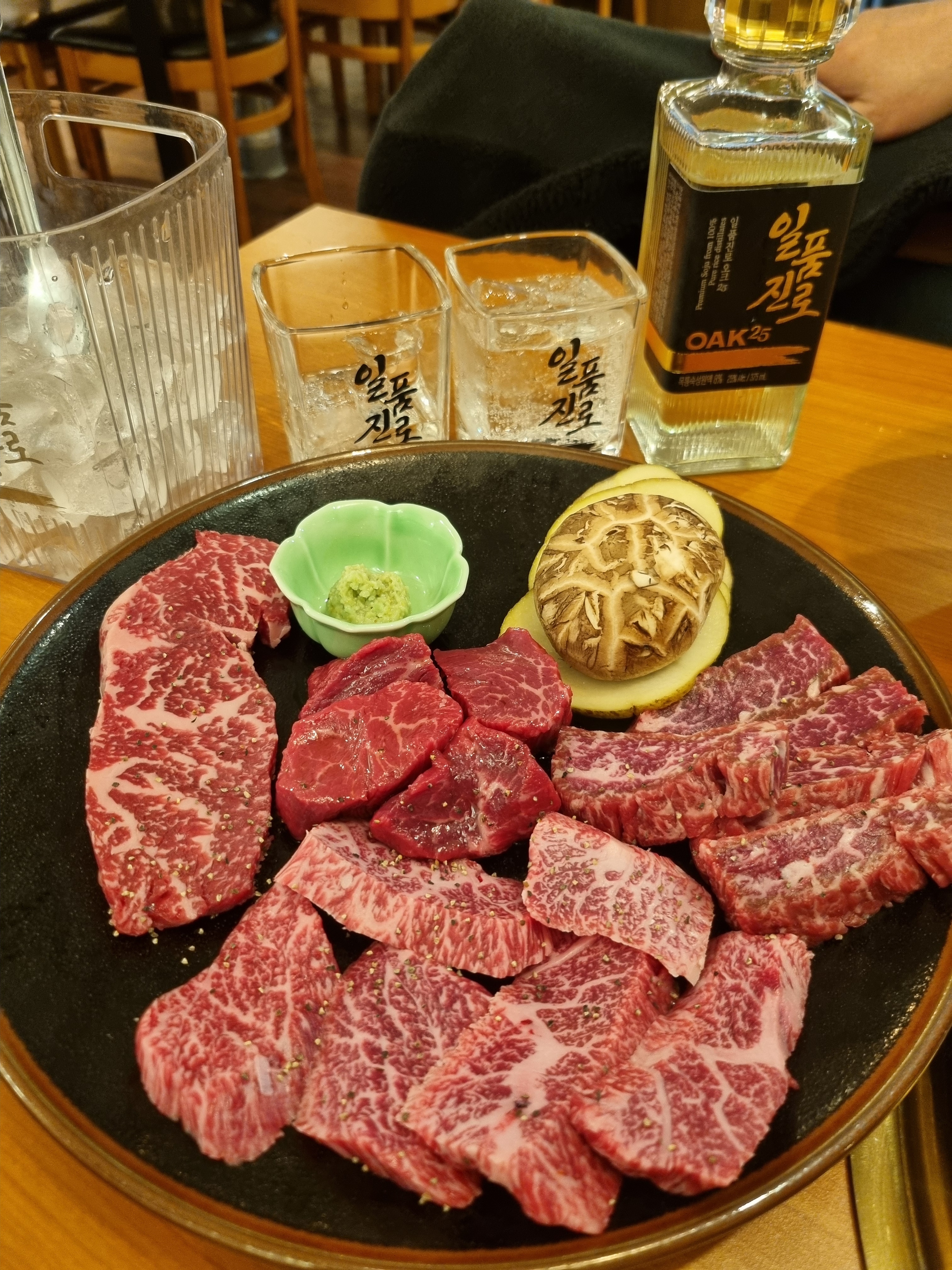 남편이랑 부산여행 마지막밤 맛난거 먹자해서 왔어요. 고기질 좋고 야채류 신선하고 맛있고 직