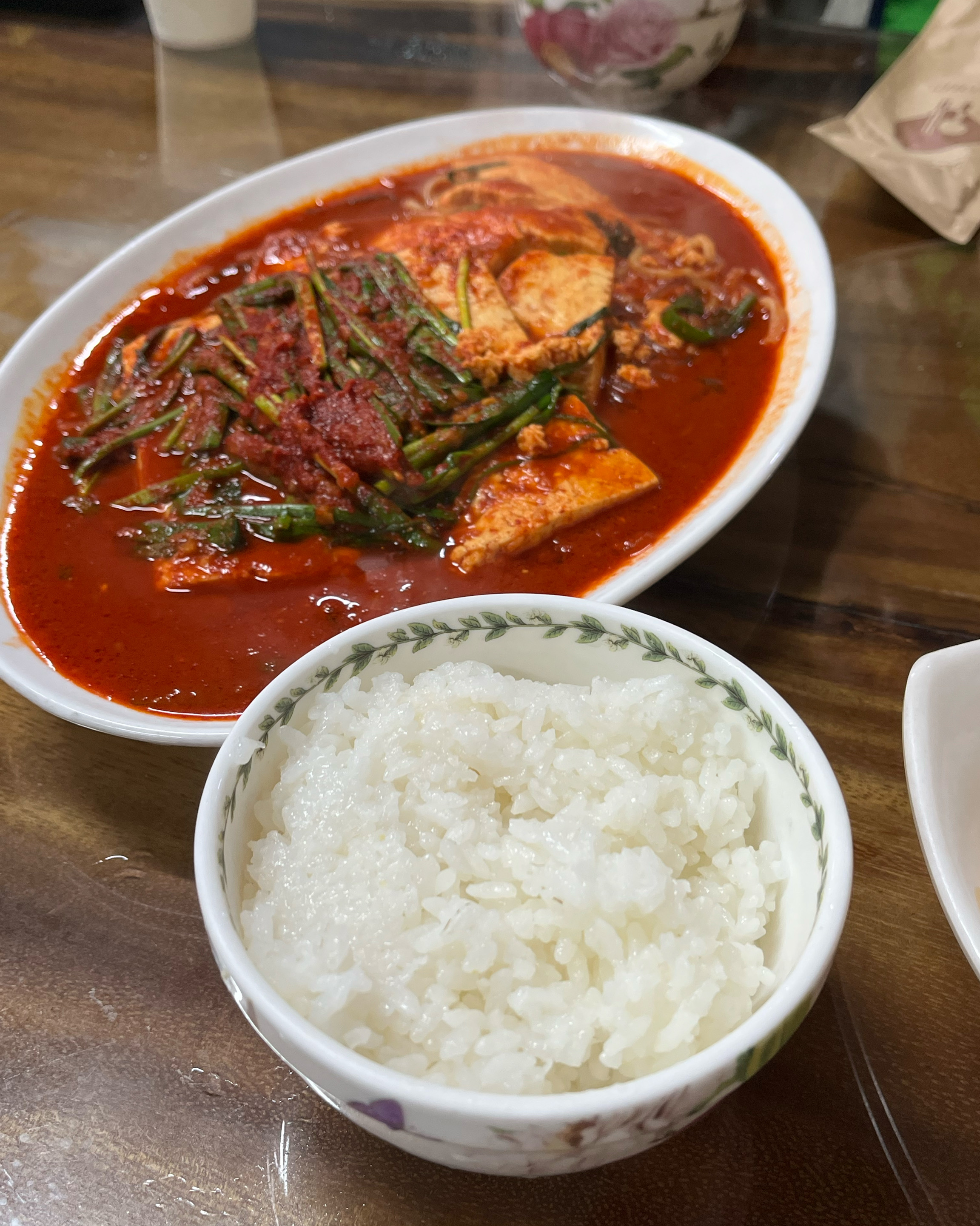 평일 점심임에도 20분 정도 웨이팅하고 입장했고요 회전율은 좀 빠른 편인 것 같아요 음식