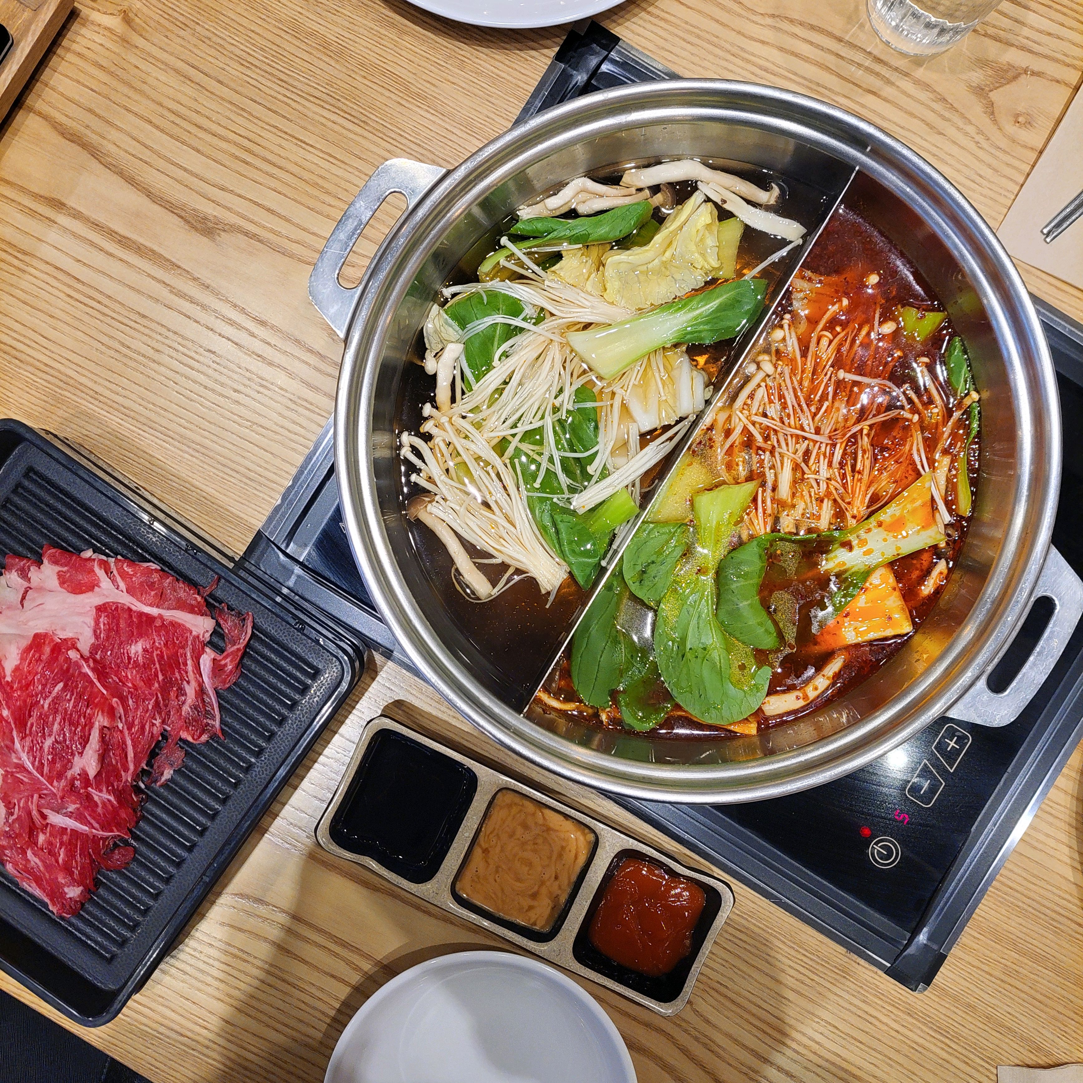 사장님이 너무 친절하시고 음식이 정말 신선하고 맛있었어요 무한리필이라 배터질때까지 먹음 ㅜ