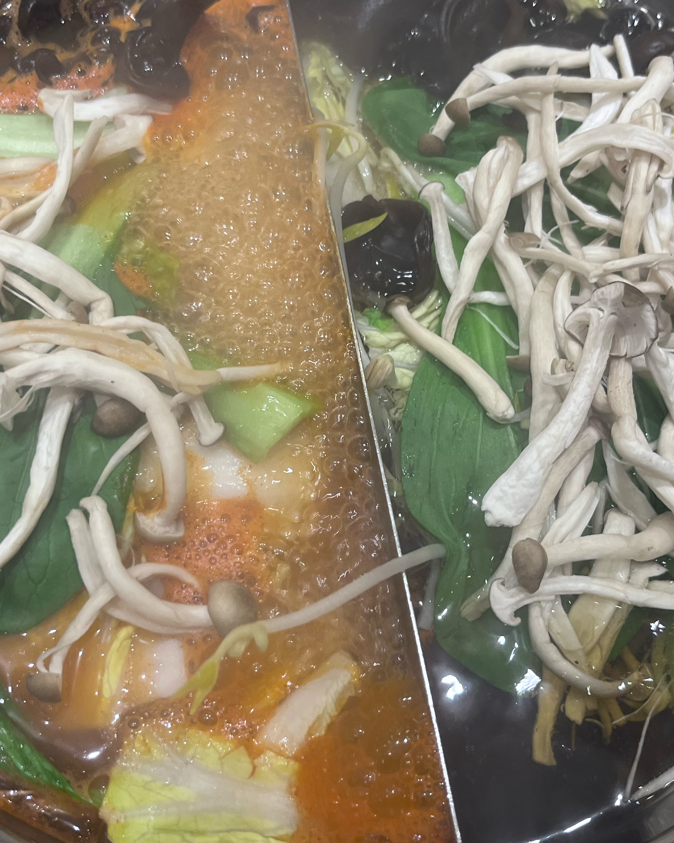 샤브샤브 맛있어요. 죽까지 다 먹으면 정말 배부르고 깔끔하게 식사를 마칠 수 있어요. 닭강