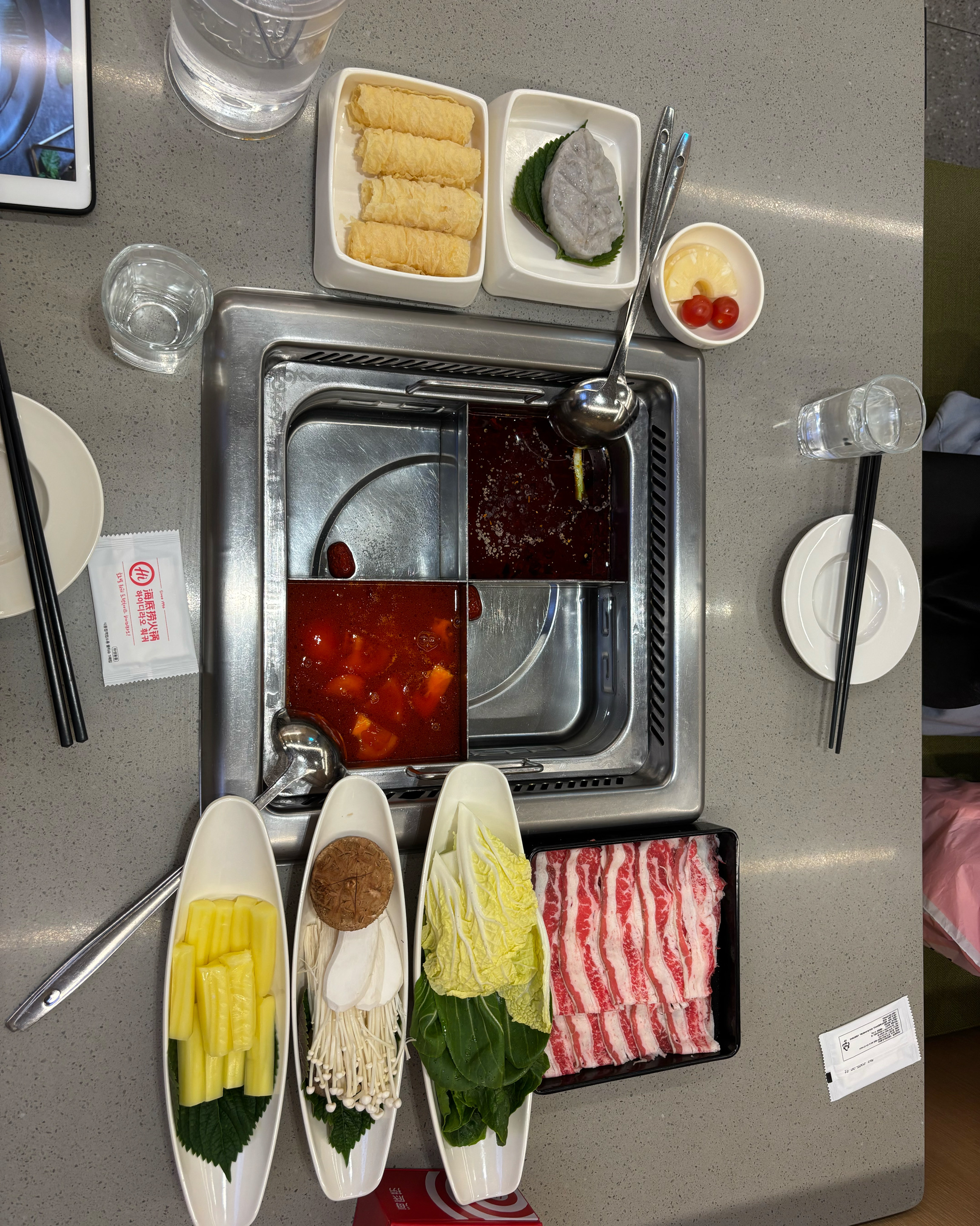 하이디라오는 대기가 너무 길지만 넘 맛있고 친절해서 좋아요 제 얼굴이 빨게졌다고 미니 선풍