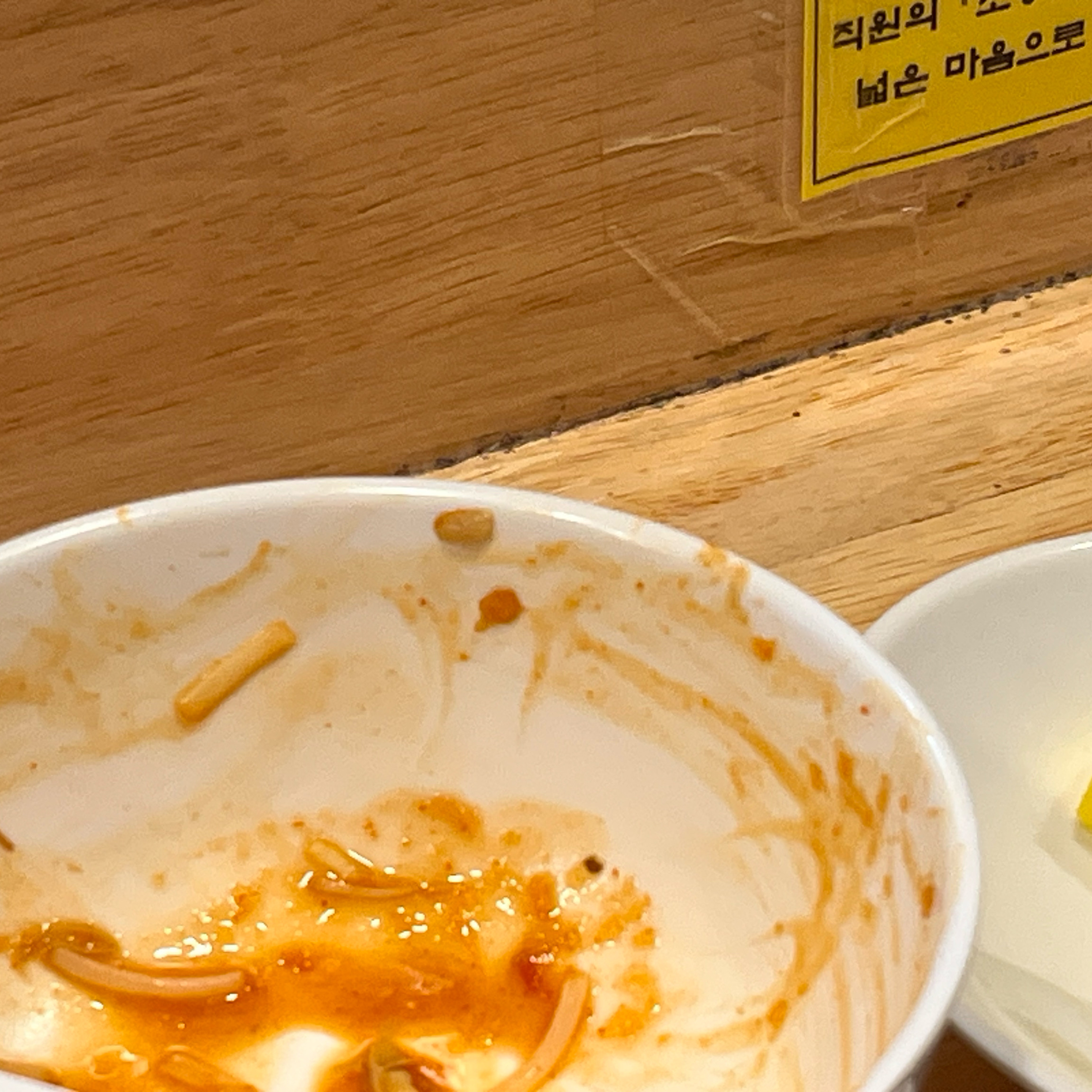 재료신선하고 고기잡내 없어요. 면은 너무 익었어요(개취) 근데 식탁이랑 벽사이에 곰팡이가