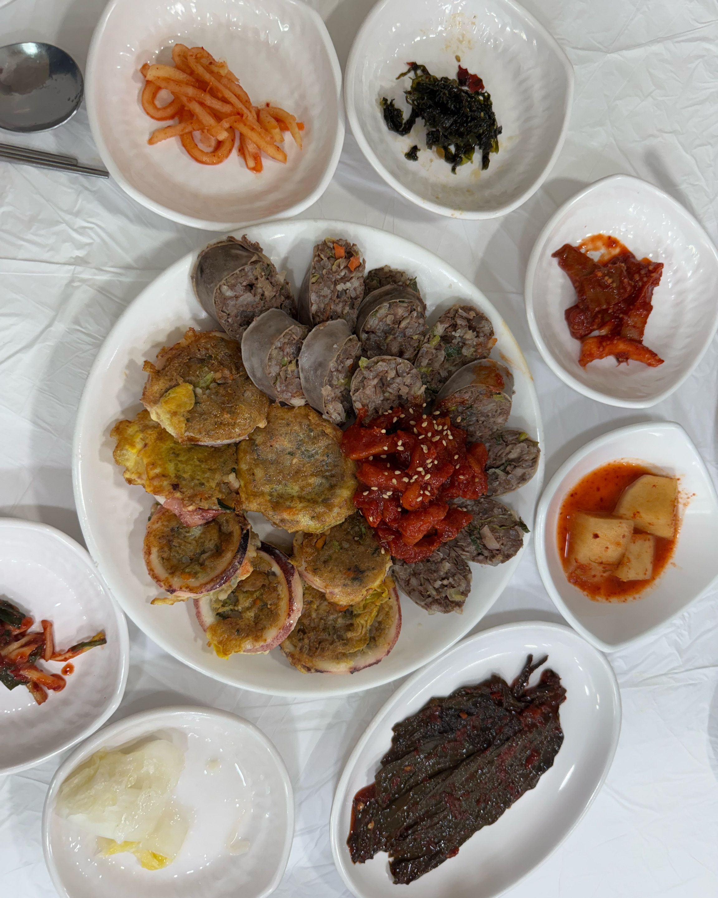 순대 진짜 맛있어요 고명으로 주시는 명태회도 맛있지만 반찬에 있는 깻잎에 싸먹는것두 별미네