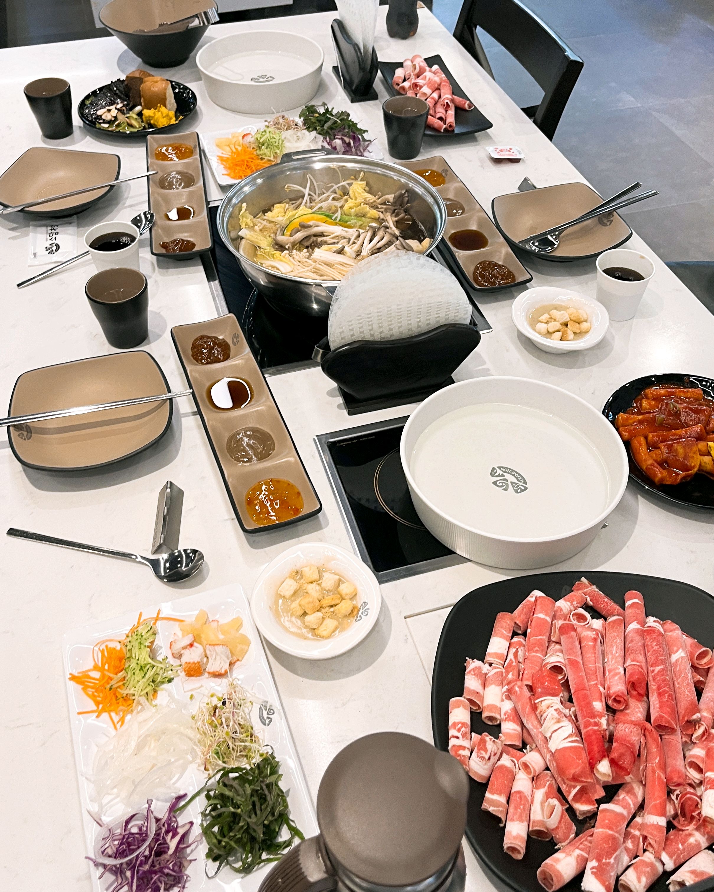 샤브샤브 월남쌈 맛집이에요. 매장이 넓고 깨끗해요. 재료들이 신선해서 첫방문이었는데 매우